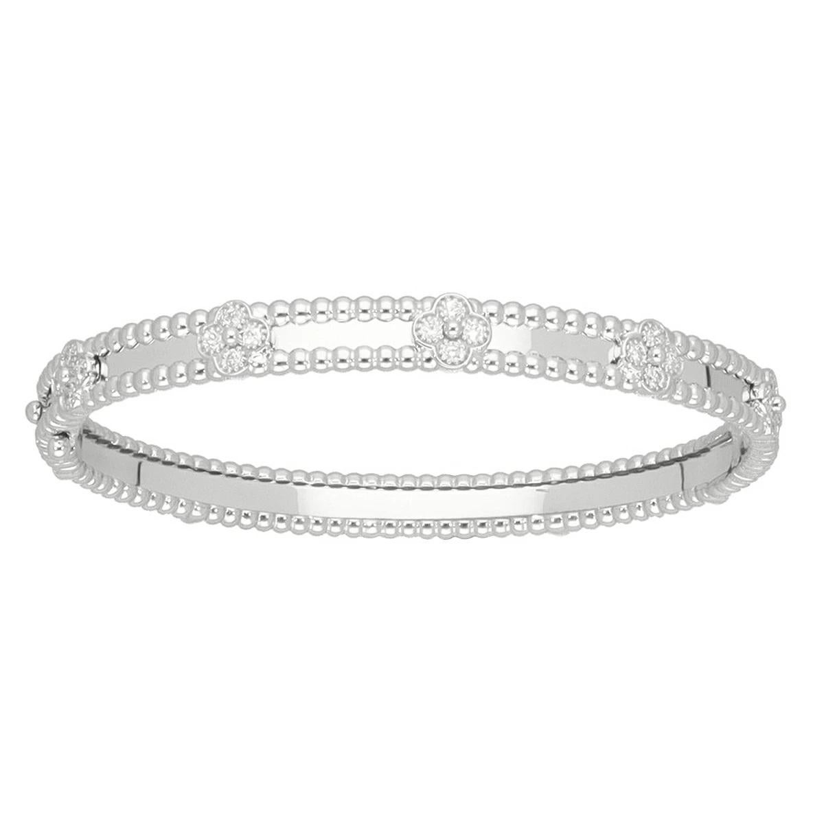 ■Item Number: 25180712
■Retail Price: JPY 2,943,600 (Tax Included)
■Brand: Van Cleef & Arpels
■Item Name: Perlée Sweet Clover Bracelet, Small Model
■Model / Reference No.: VCARP6X900
■Material: 40P Diamonds (0.68ct), 18K White Gold
■Wrist Size: