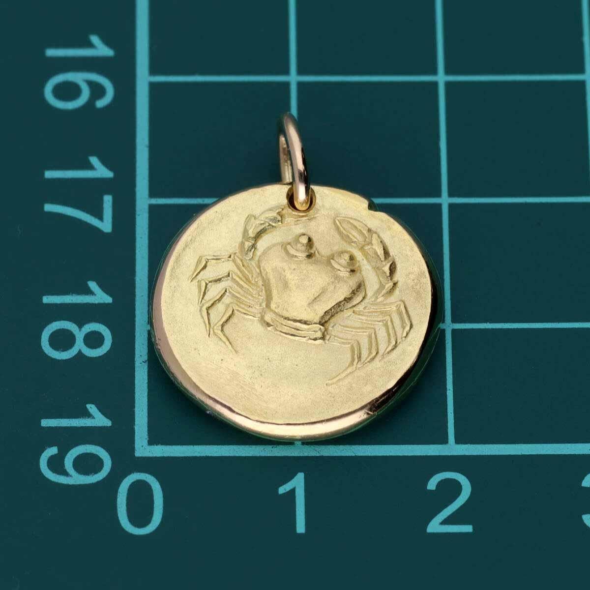 Van Cleef & Arpels Crab Zodiac Gold Medal Charm Mini K18 YG W19.04mm×H18.94mm  In Good Condition For Sale In Tokyo, JP