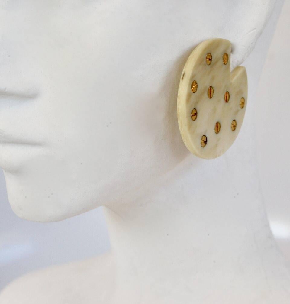 Beige small circular pierced earrings in acrylic and brass from Vanda Jacintho. 

Made in Brazil. 