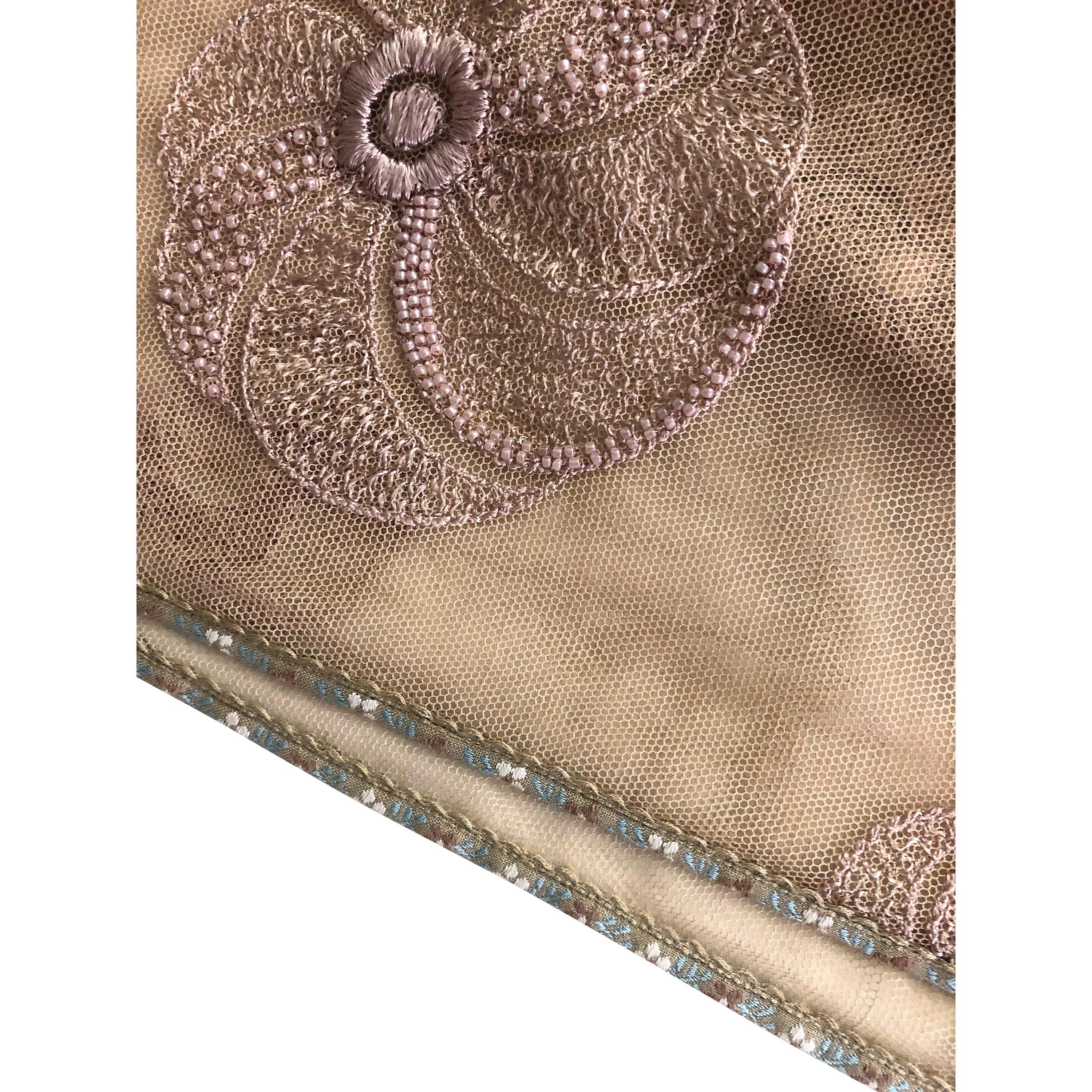 Details zum Produkt: Vanda Smith - 1930s Vintage - Spitzenschal - Zarte Handstickerei & Paillettenverzierung - Florale Randpaspelierung 
Label: Vanda Smith - (Copyright 2011 / 2025 - Vanda Smith 'All Rights Reserved')
Stoff Inhalt: Vintage Spitze /