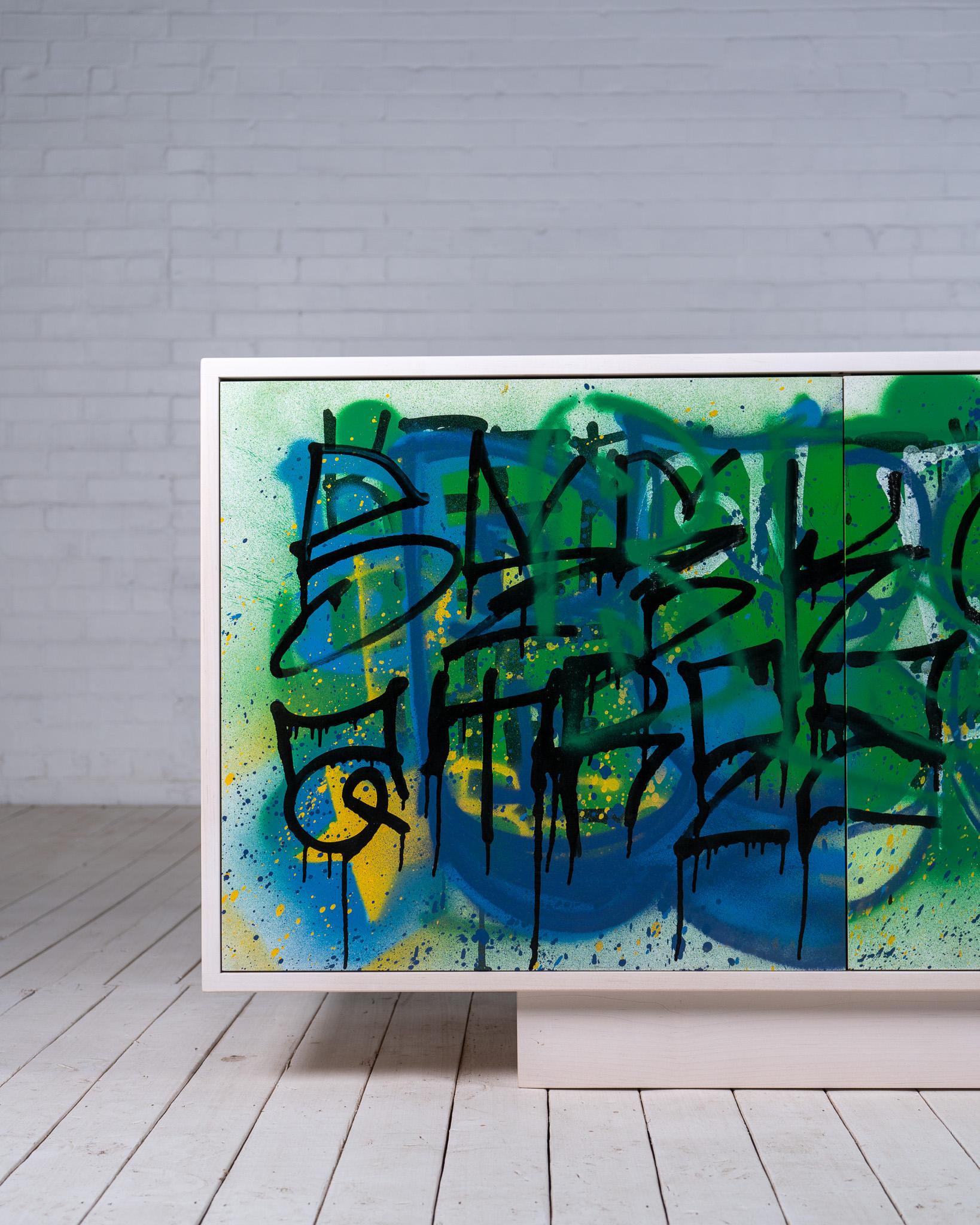 Moderne Meuble de rangement Vandalism, peint à la main avec des peintures de style graffiti - L en vente