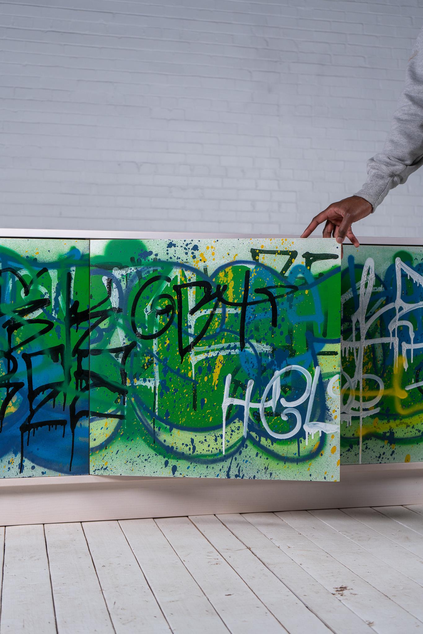 Blanchi Meuble de rangement Vandalism, peint à la main avec des peintures de style graffiti - L en vente