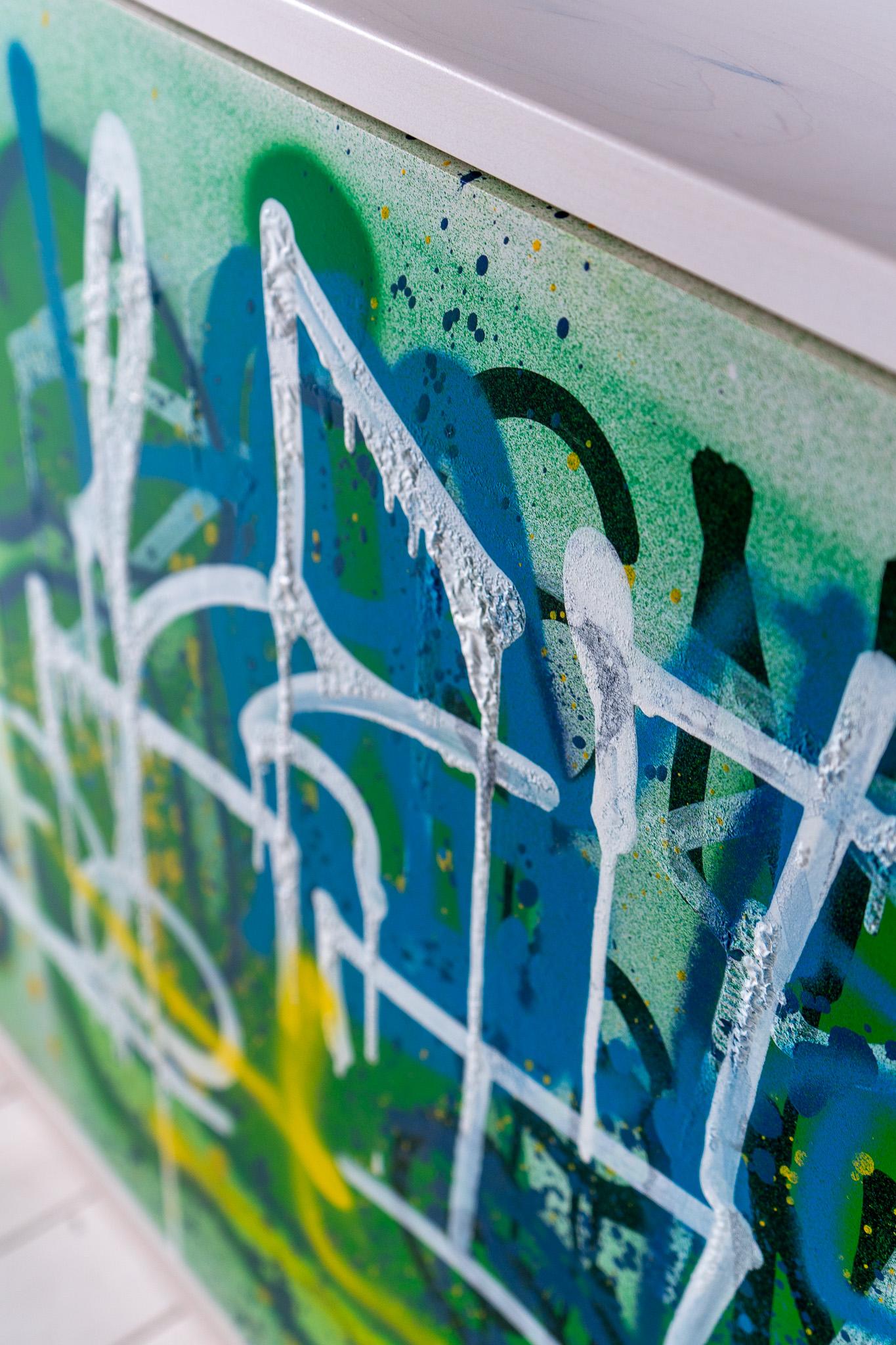 Meuble de rangement Vandalism, peint à la main avec des peintures de style graffiti - L Neuf - En vente à Columbia, SC