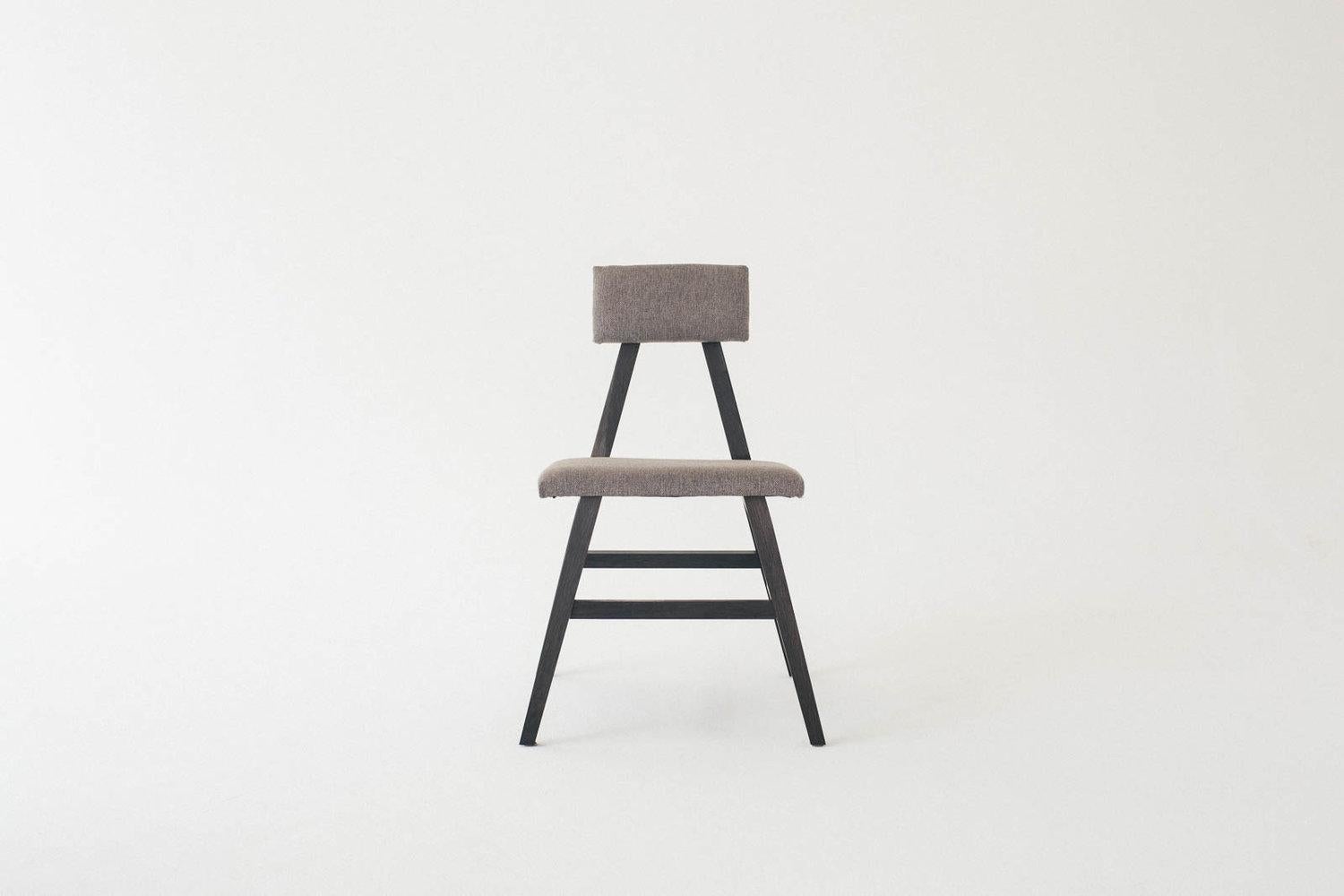 La chaise Vander est une chaise minimaliste à l'allure forte et contemporaine. Des lignes nettes et épurées et des angles durs accentuent sa présence et donnent du mouvement et de la grâce à ce qui est normalement un luminaire statique. L'assise et