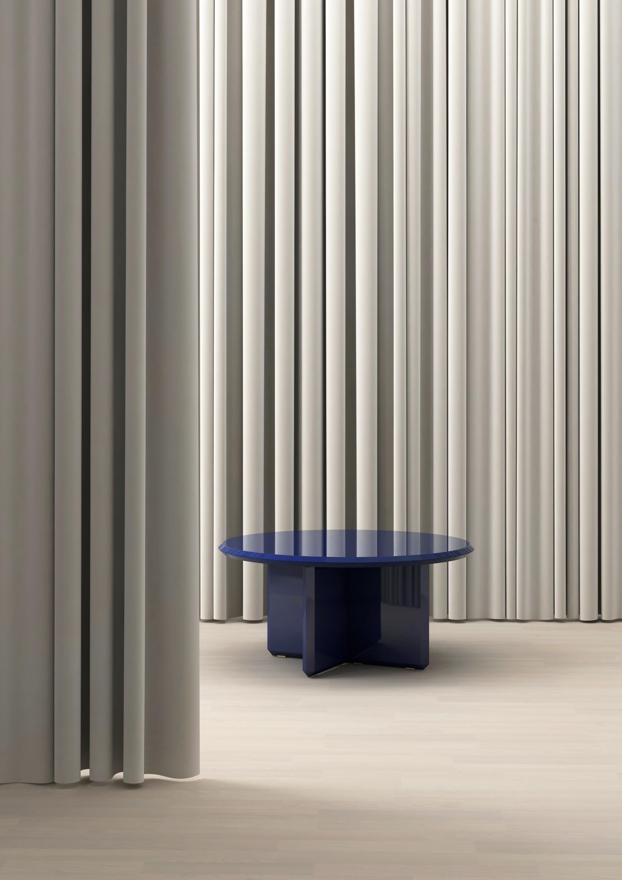 Der Vane-Tisch hat einen sehr klaren und geometrischen Umriss. Durch die Formgebung jeder Kante, die dem Schliff eines Edelsteins ähnelt, in Kombination mit einer hochglanzpolierten UV-Klavierlackoberfläche, vermittelt er ein starkes Gefühl von