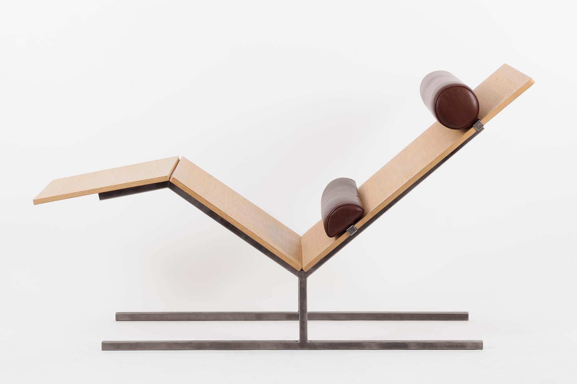 Avec son design étonnant et ses avantages ergonomiques, le fauteuil de relaxation Vaneau est le parfait successeur du LC4 de Le Corbusier. Il combine la chaleur d'une structure en bois, le confort d'un cuir de qualité supérieure et la résistance
