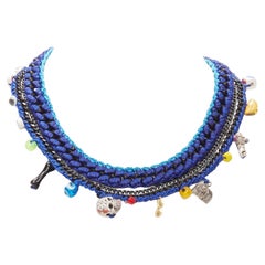VANESSA ARIZAGA Collier à breloques en forme de crâne à breloques colorées en corde bleue