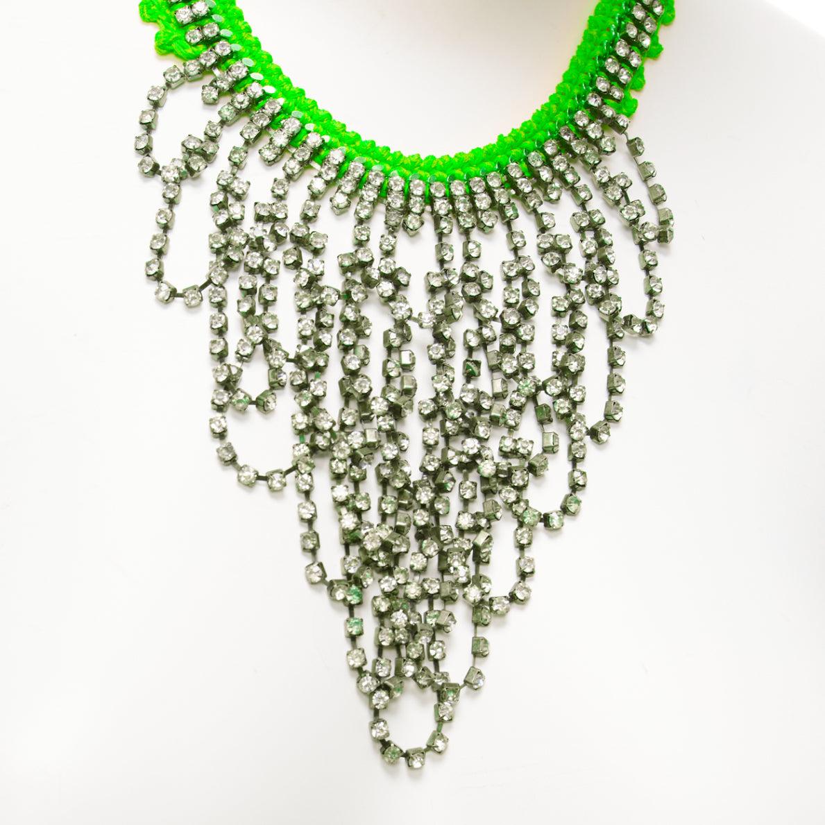 VANESSA ARIZAGA collana corta in corda verde neon con lampadario in cristallo trasparente in vendita 2