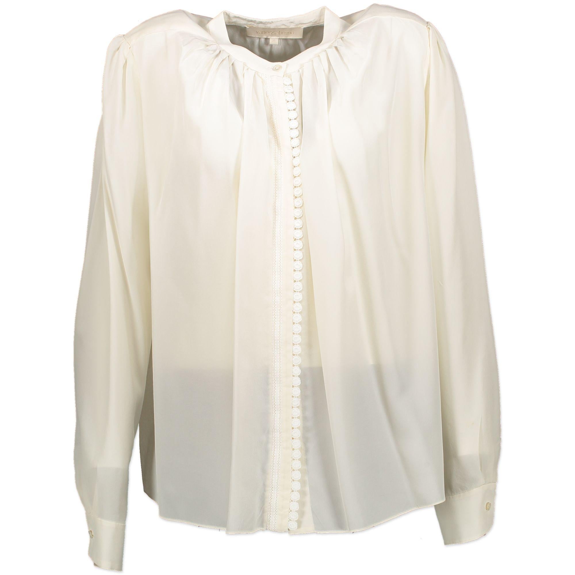 In good condition.

Vanessa Bruno white blouse - Size 34

Style this blouse with a pencil skirt or some trouses and court heels, we bet that you will look very stylish on your work day. This blouse is long sleeved and has some embroideries all along