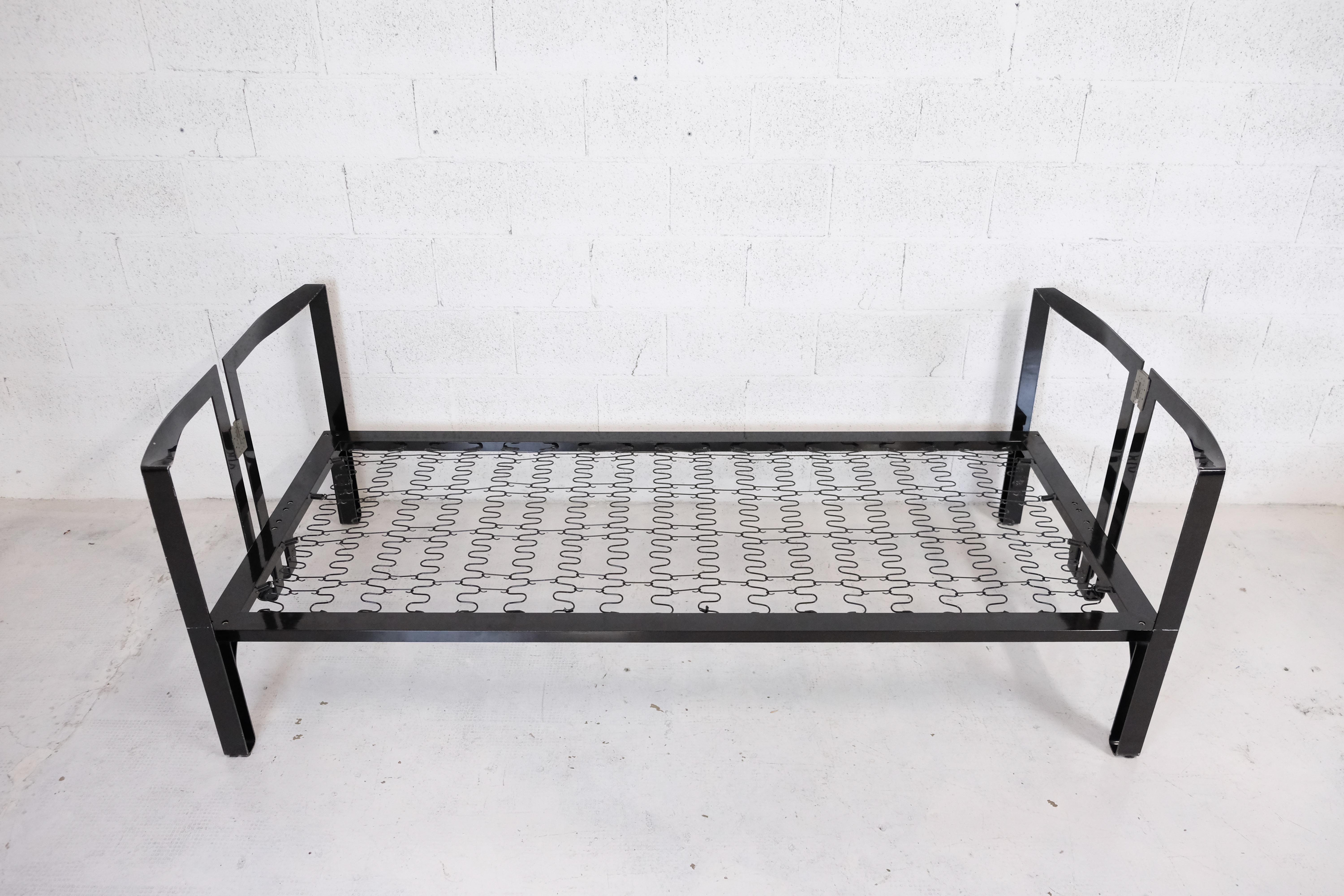 Mid-Century Modern Vanessa metal bed by Tobia Scarpa for Gavina 70s  For Sale