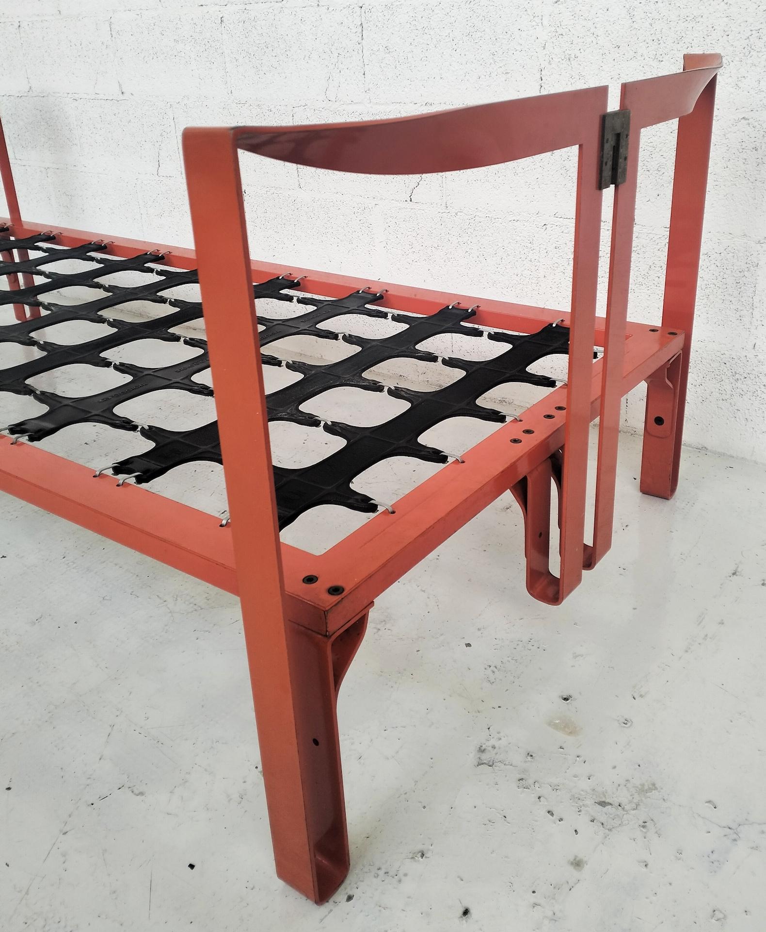 Vanessa red metal bed by Tobia Scarpa for Gavina 70s For Sale 3