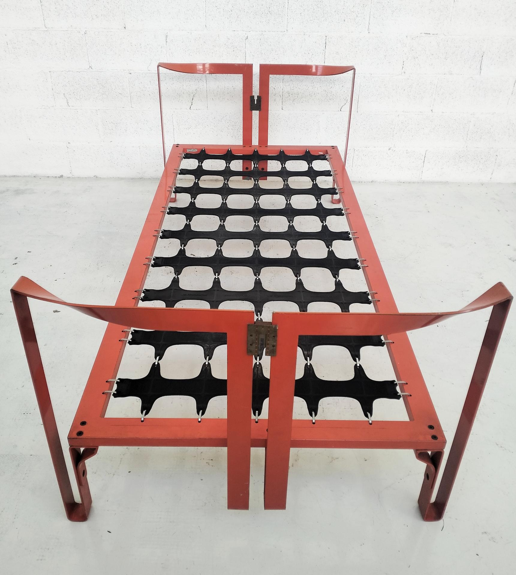 Vanessa red metal bed by Tobia Scarpa for Gavina 70s For Sale 5