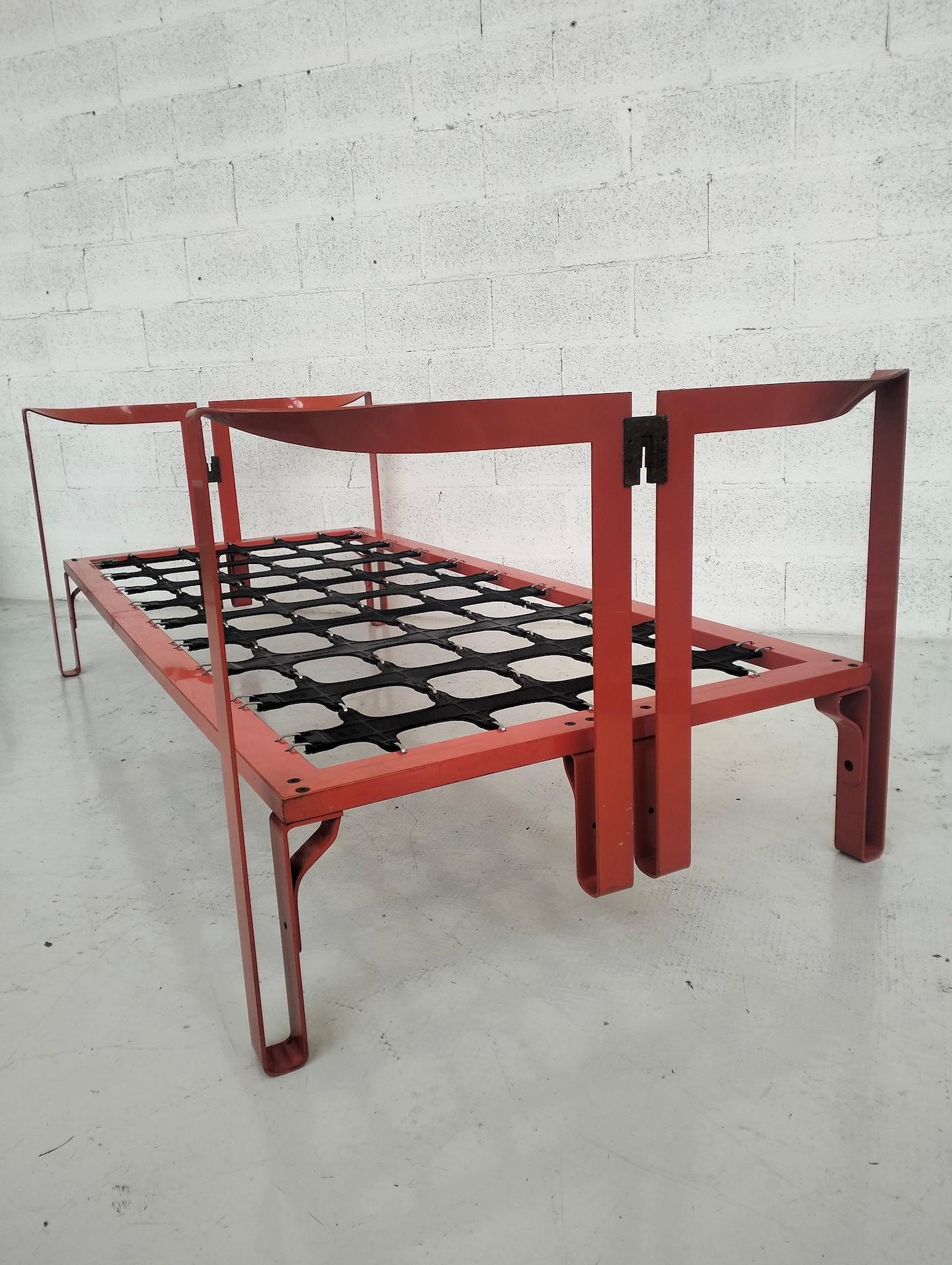Vanessa red metal bed by Tobia Scarpa for Gavina 70s For Sale 6