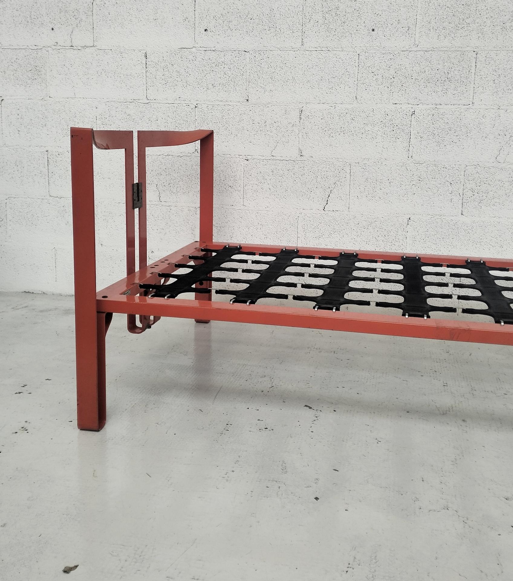 Mid-Century Modern Vanessa red metal bed by Tobia Scarpa for Gavina 70s For Sale