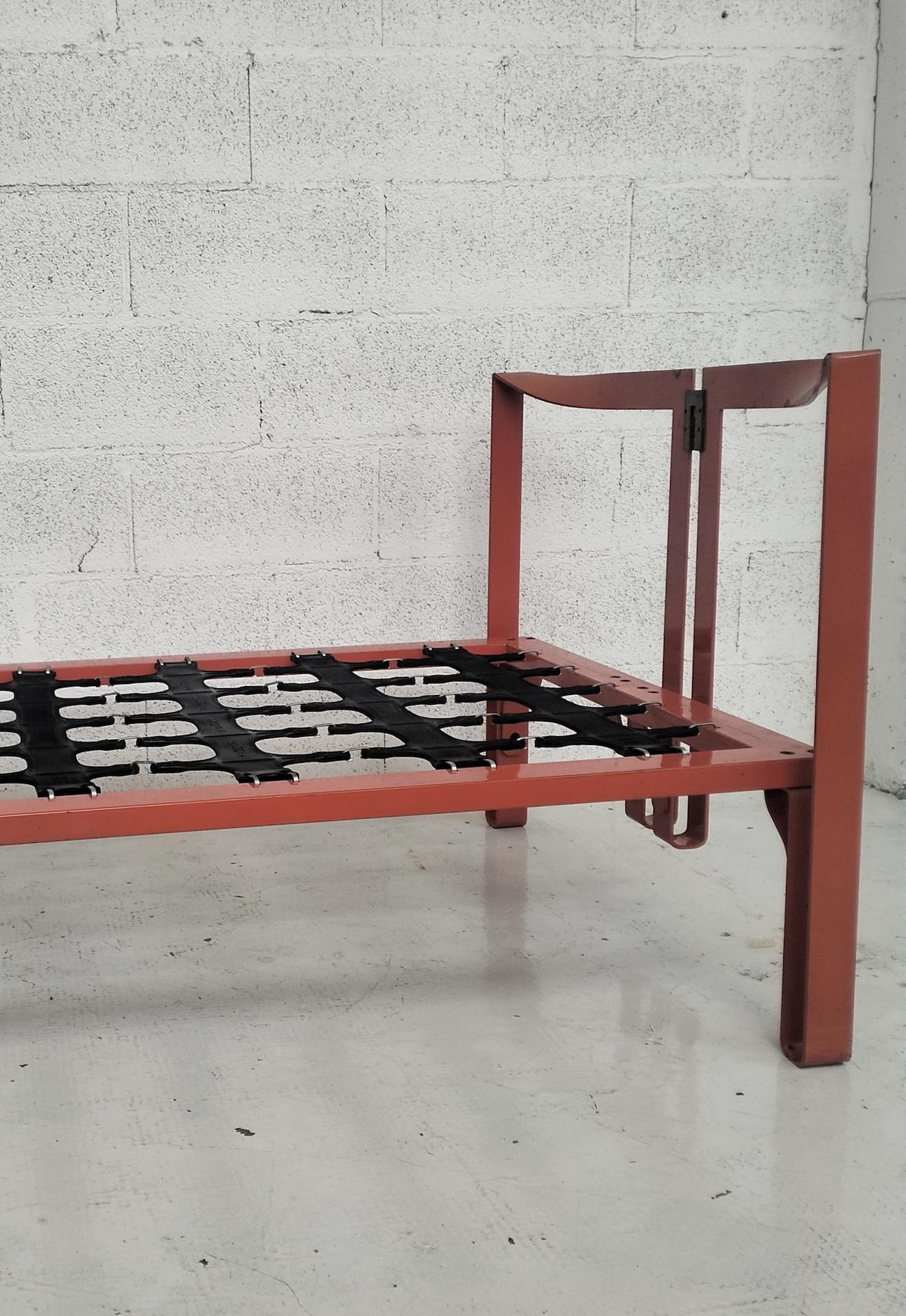 Italian Vanessa red metal bed by Tobia Scarpa for Gavina 70s For Sale