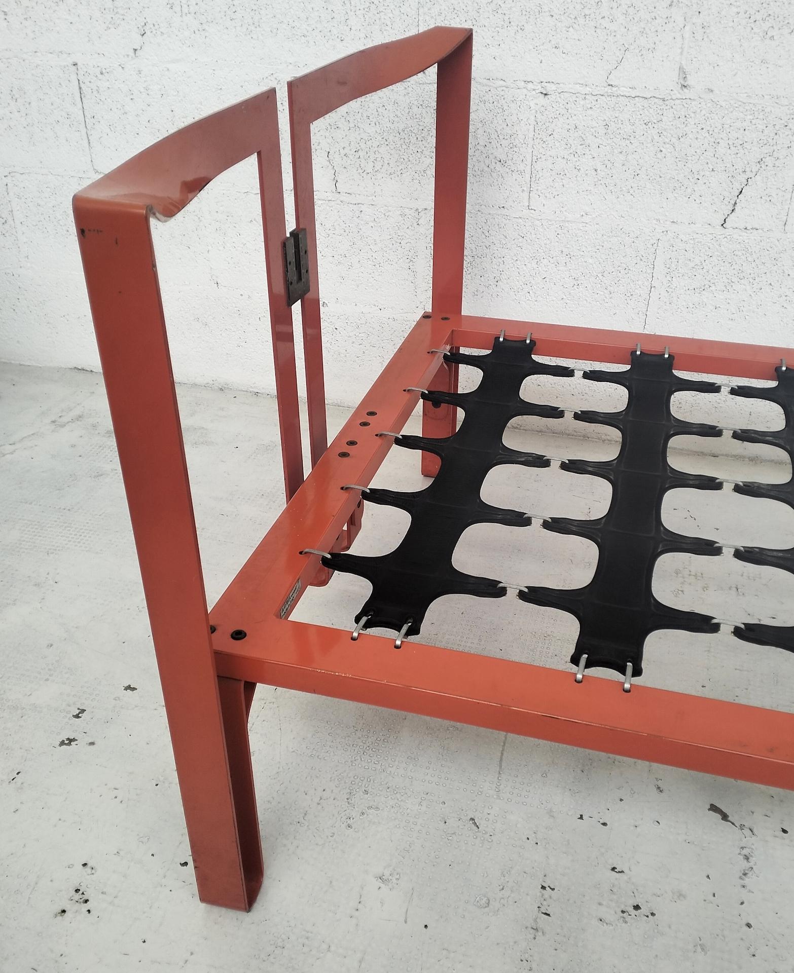 Vanessa red metal bed by Tobia Scarpa for Gavina 70s In Good Condition For Sale In Padova, IT