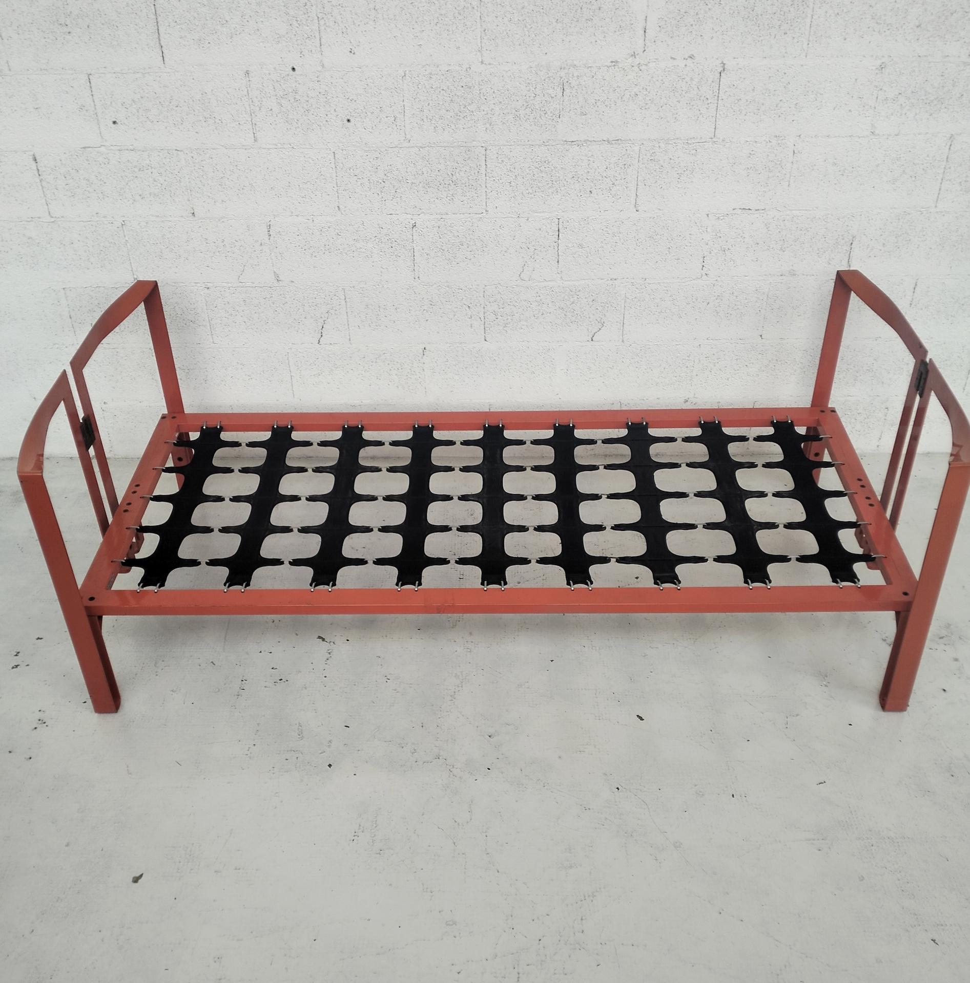 Late 20th Century Vanessa red metal bed by Tobia Scarpa for Gavina 70s For Sale