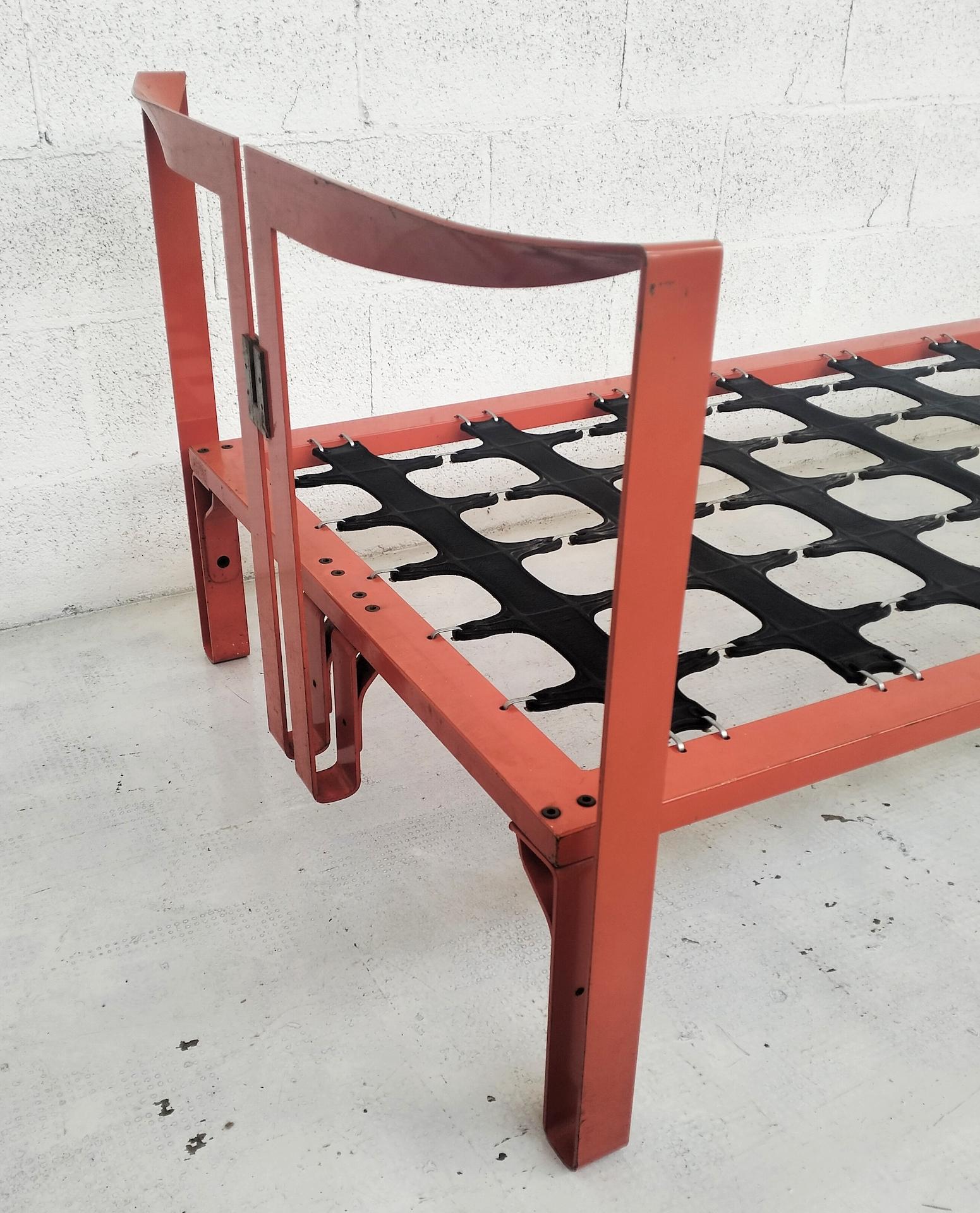 Vanessa red metal bed by Tobia Scarpa for Gavina 70s For Sale 1