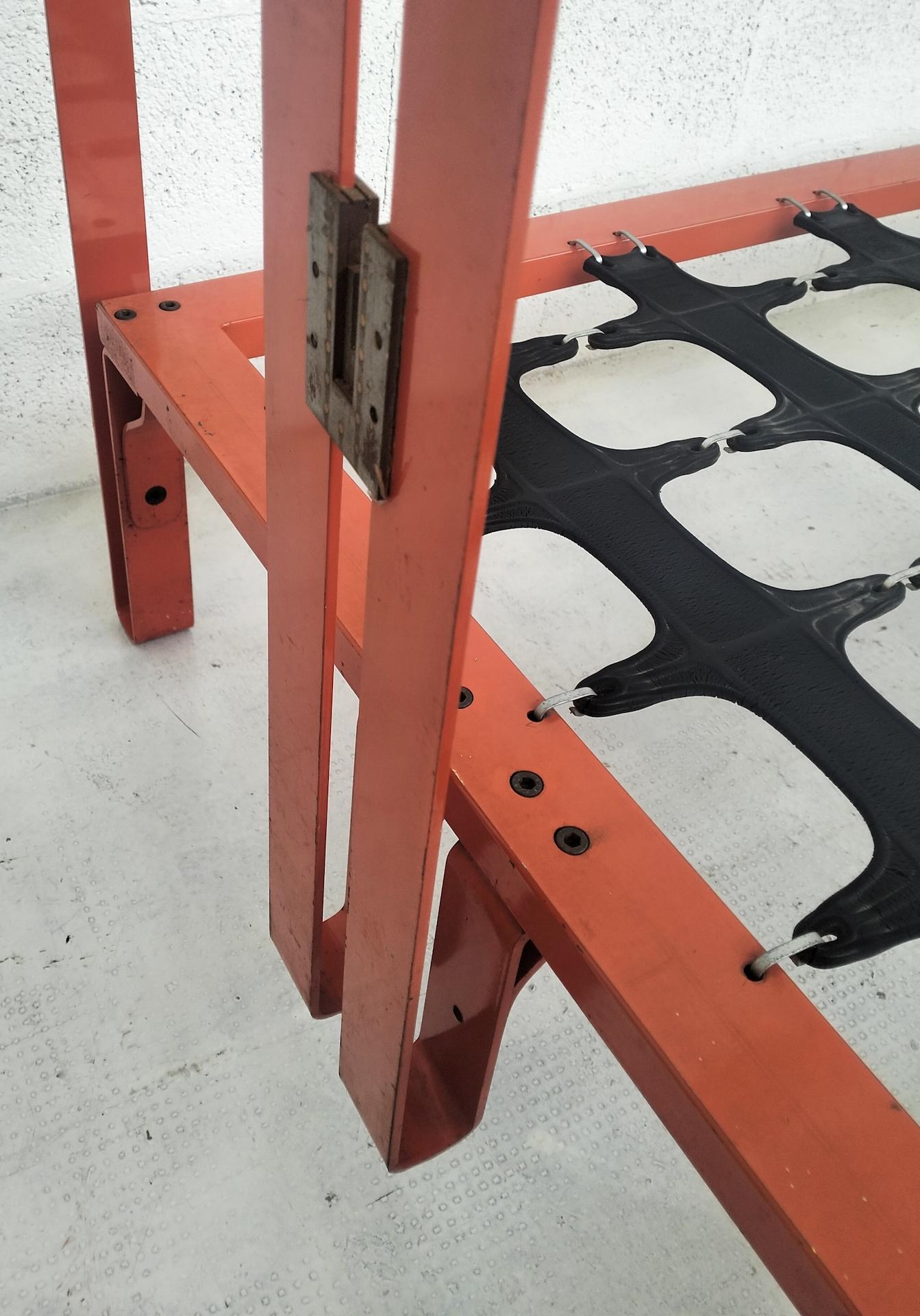 Vanessa red metal bed by Tobia Scarpa for Gavina 70s For Sale 2