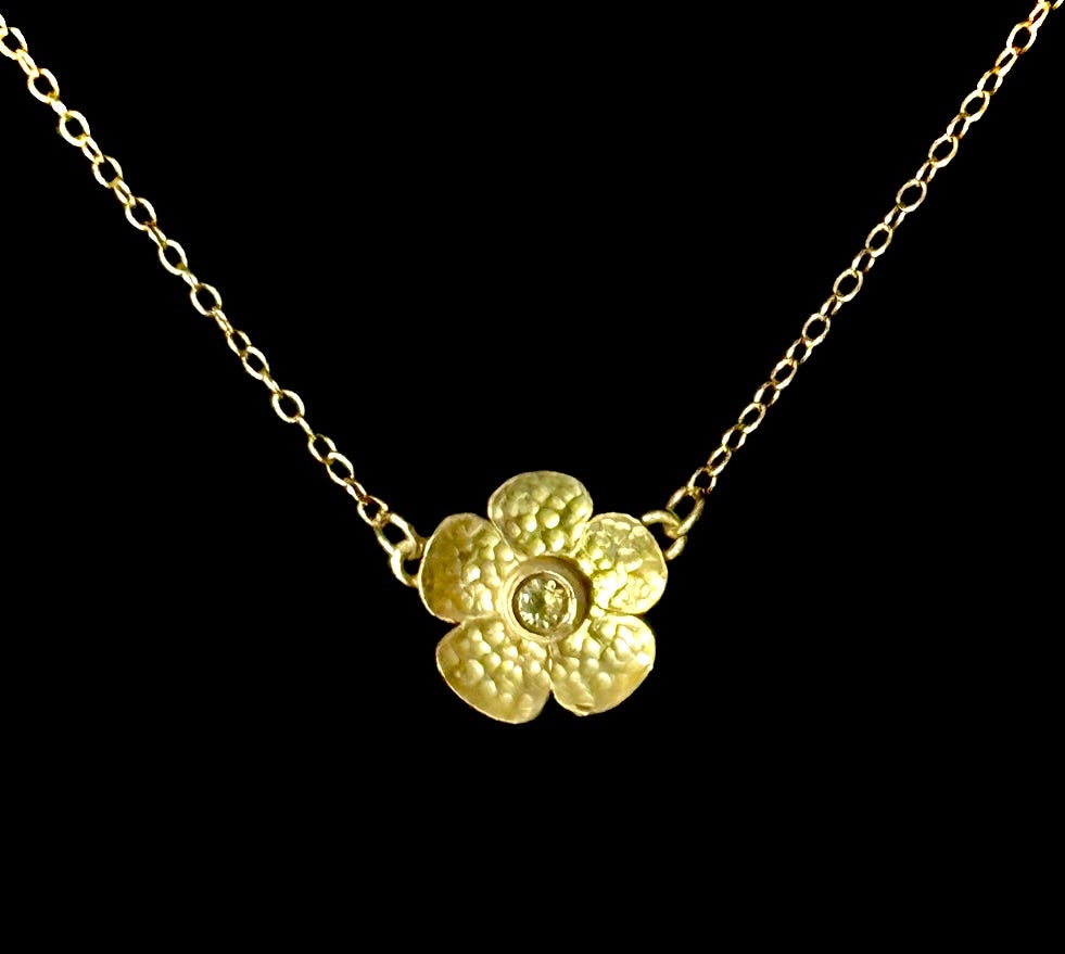 -Realizzato su ordinazione.
-Fiore fatto a mano (la catena è già pronta)
-Oro 8K.
-Texture martellata.
-18 pollici (può essere indossato anche come 16 pollici)
-Con il logo Nebu impresso a fuoco
-Questo fiore è caratterizzato da uno zaffiro giallo