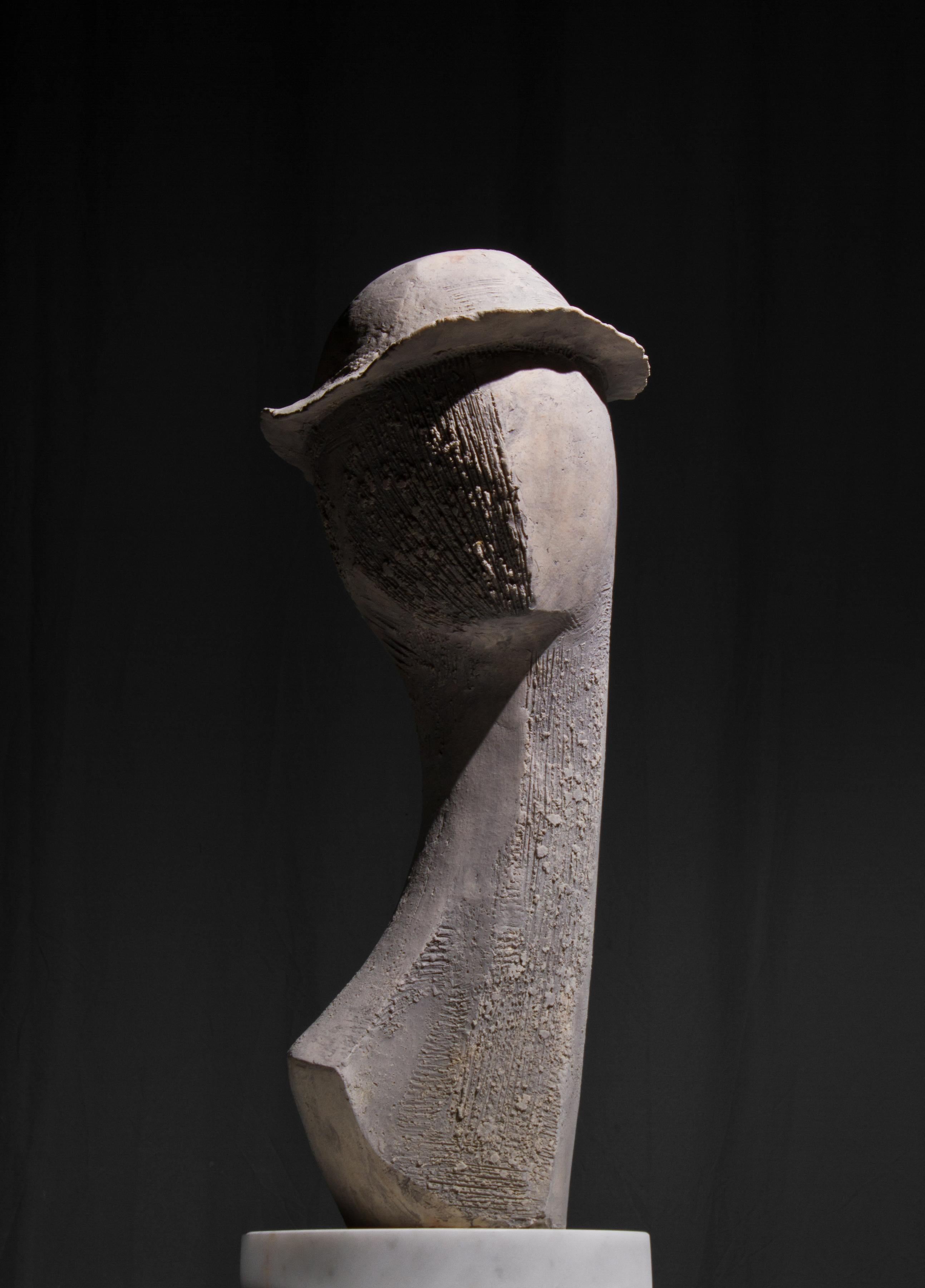 Face abstraite avec chapeau, sculpture originale en céramique