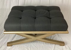 Otomana Vanguard Lytton con Asiento Acolchado de Franela Gris y Base Dorada Metalizada