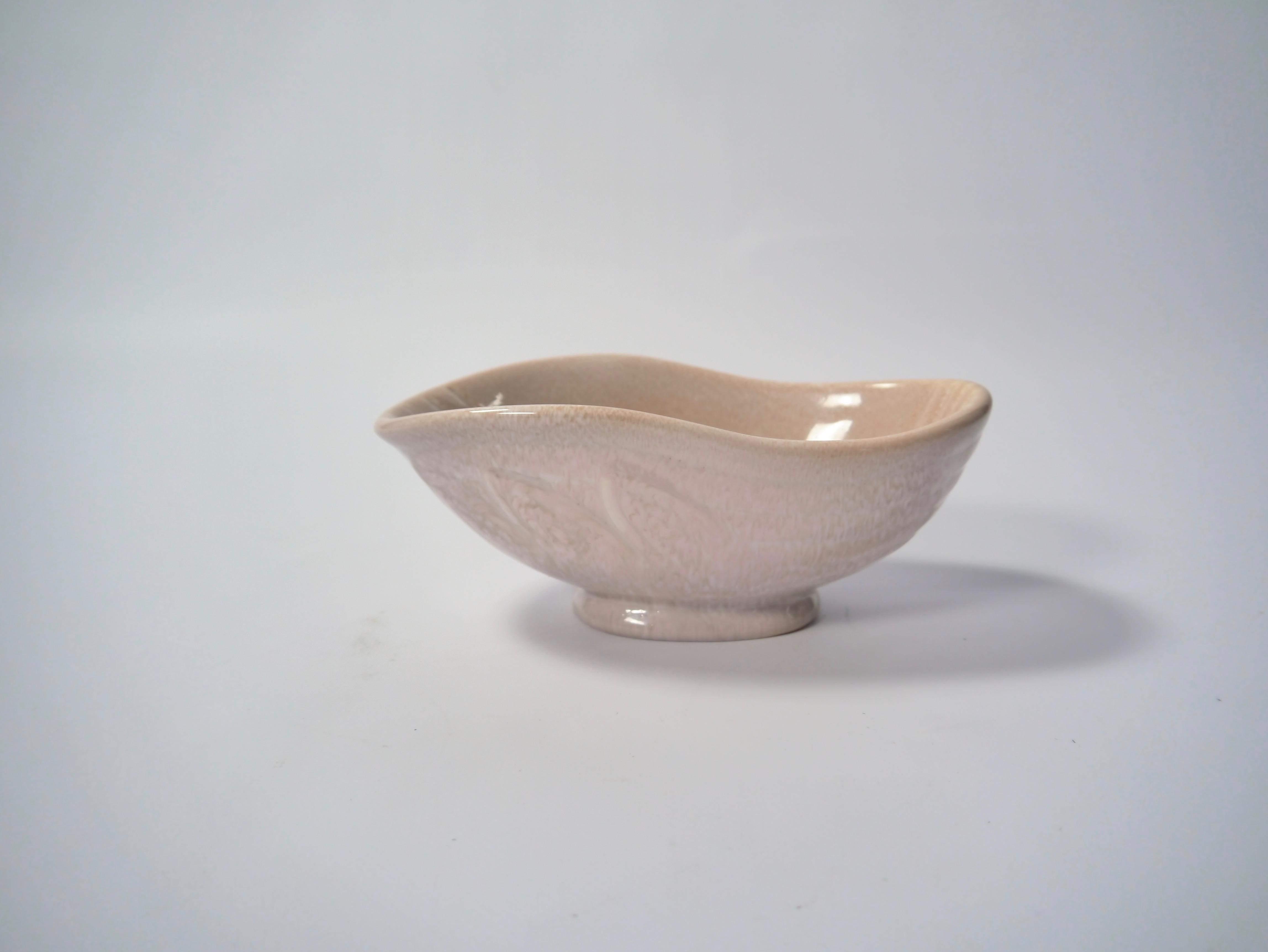 Small vanilla colored Swedish Grace ceramic bowl designed by Gunnar Nylund for Rörstrand, Sweden, 1930s.