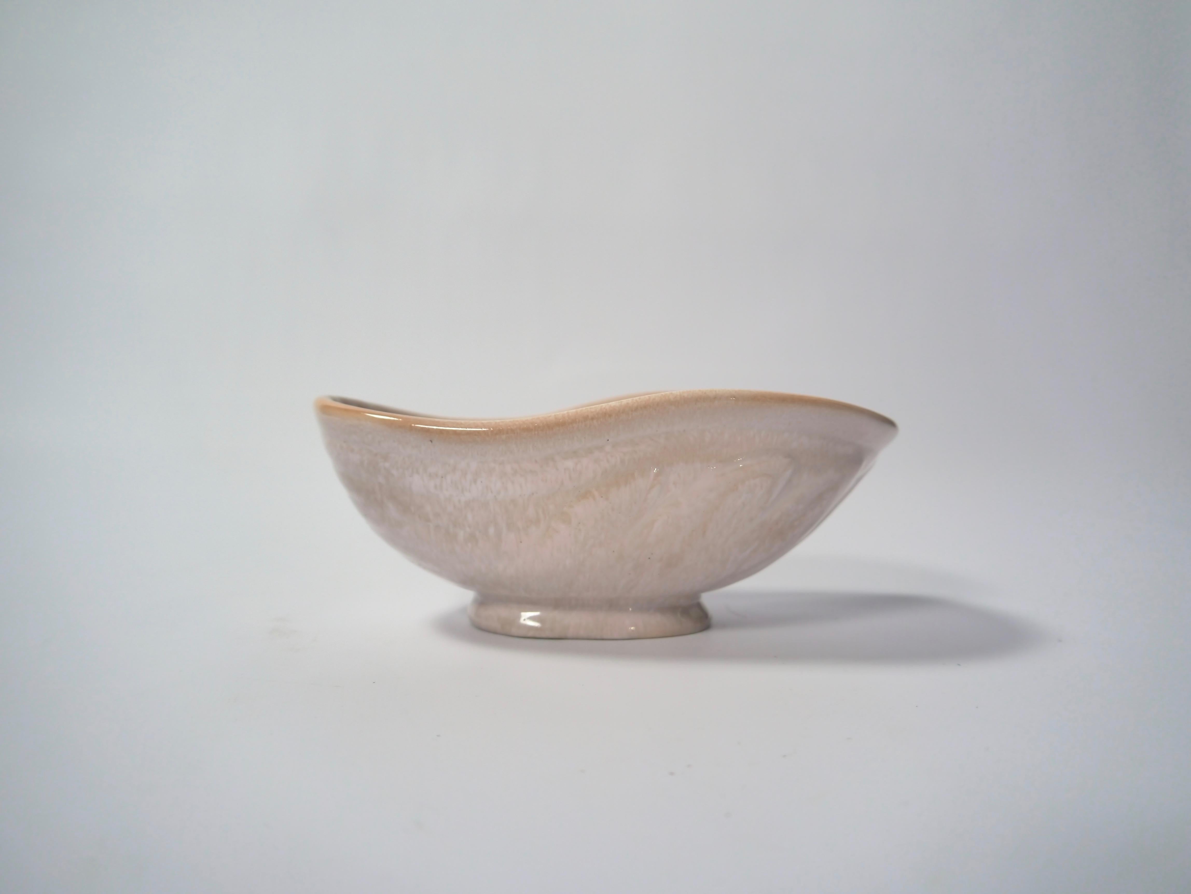 Vanilla Colored Ceramic Bowl by Gunnar Nylund for Rörstrand, Sweden, 1930s For Sale 1
