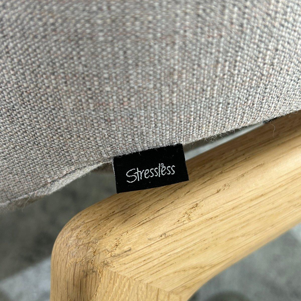 Ti presentiamo la poltrona con schienale basso Vanilla di Stressless, un'aggiunta straordinaria a qualsiasi spazio abitativo di lusso. Realizzata con i migliori materiali e progettata all'insegna del comfort e dello stile, questa poltrona è