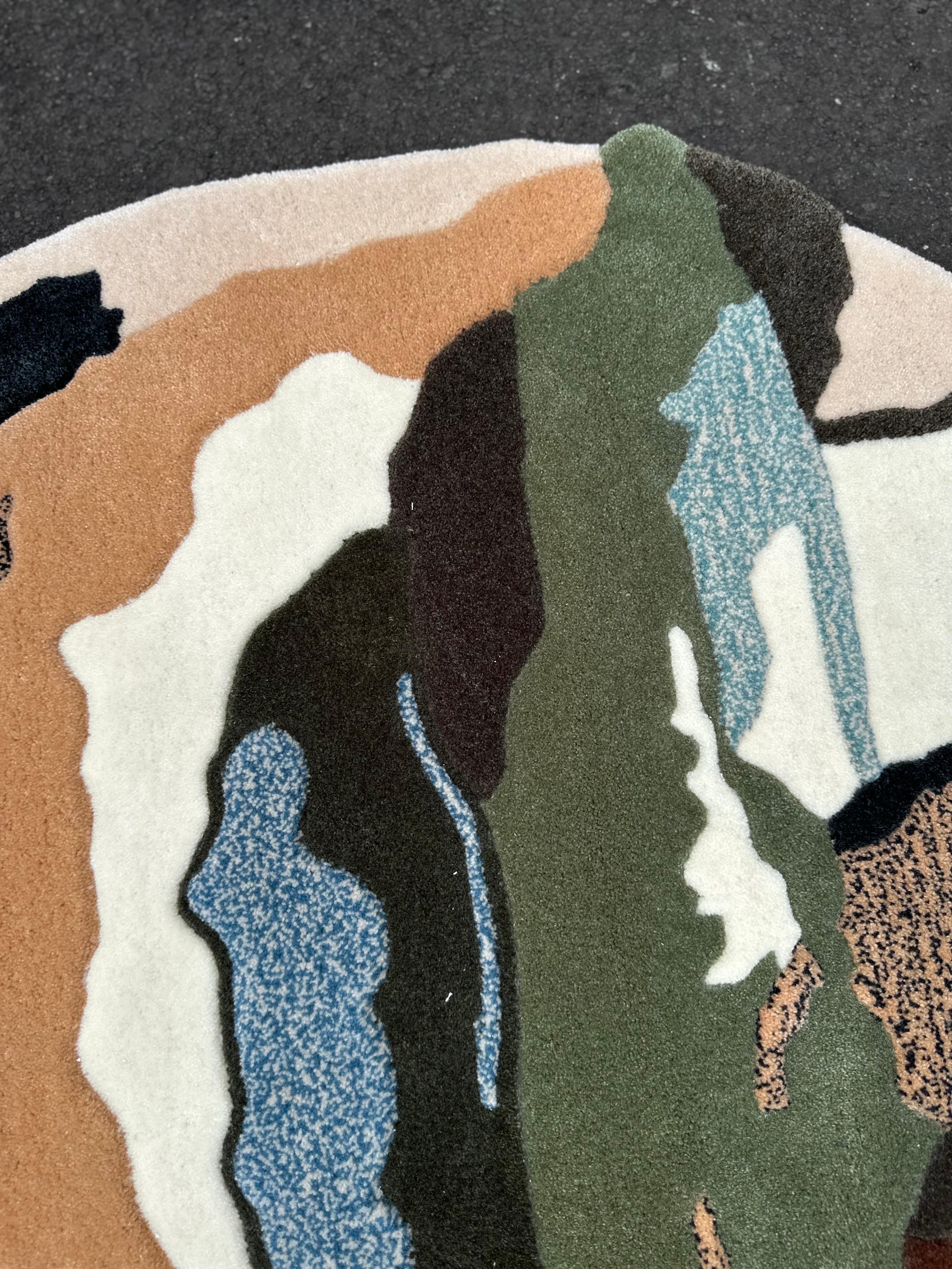 Vanille Fraise Runder Teppich mit erdfarbenen Farben von Rag Home (Volkskunst) im Angebot