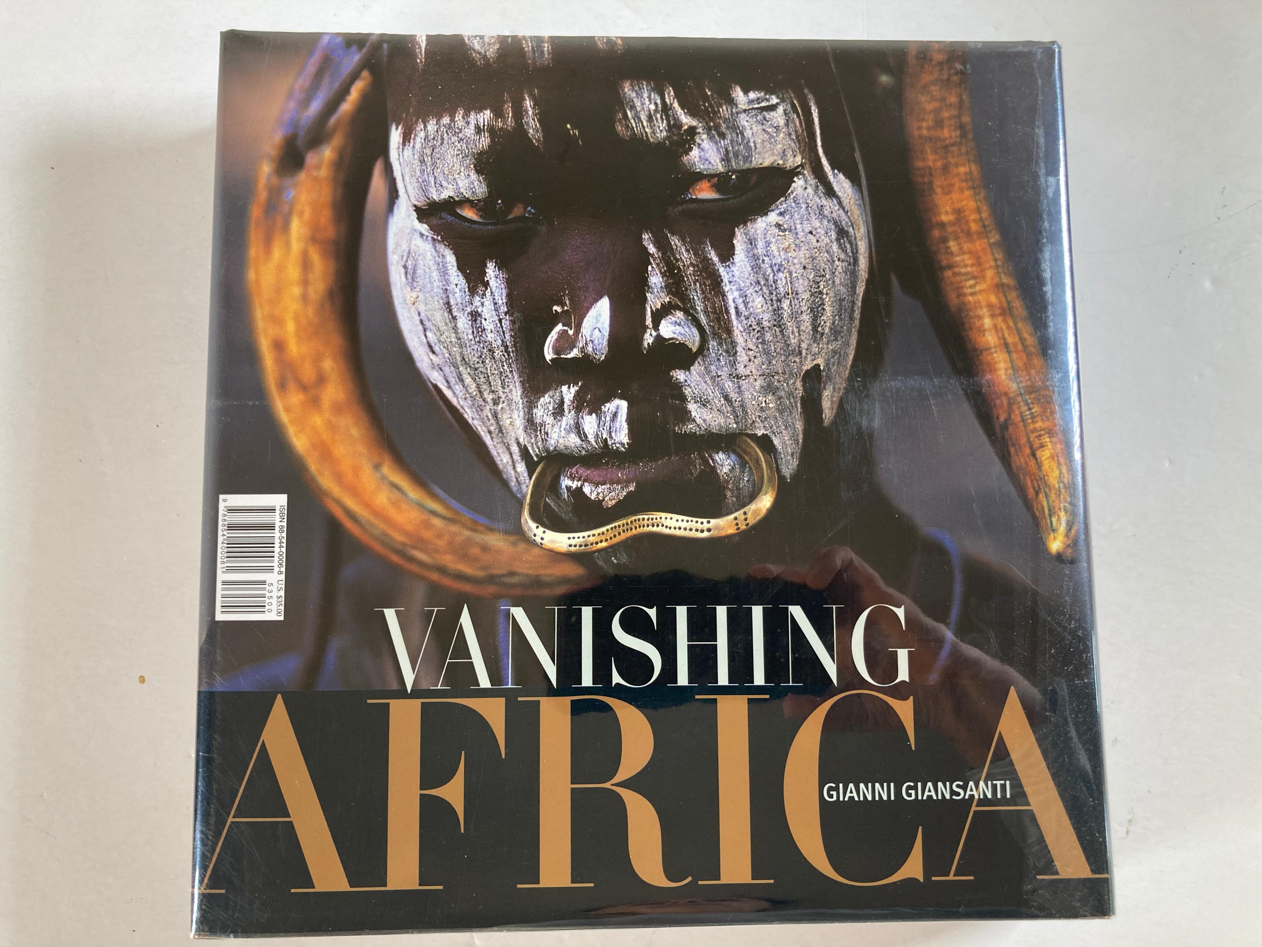 Africain Vanishing Africa par Giansanti, Giann Hardcover Photography Book en vente