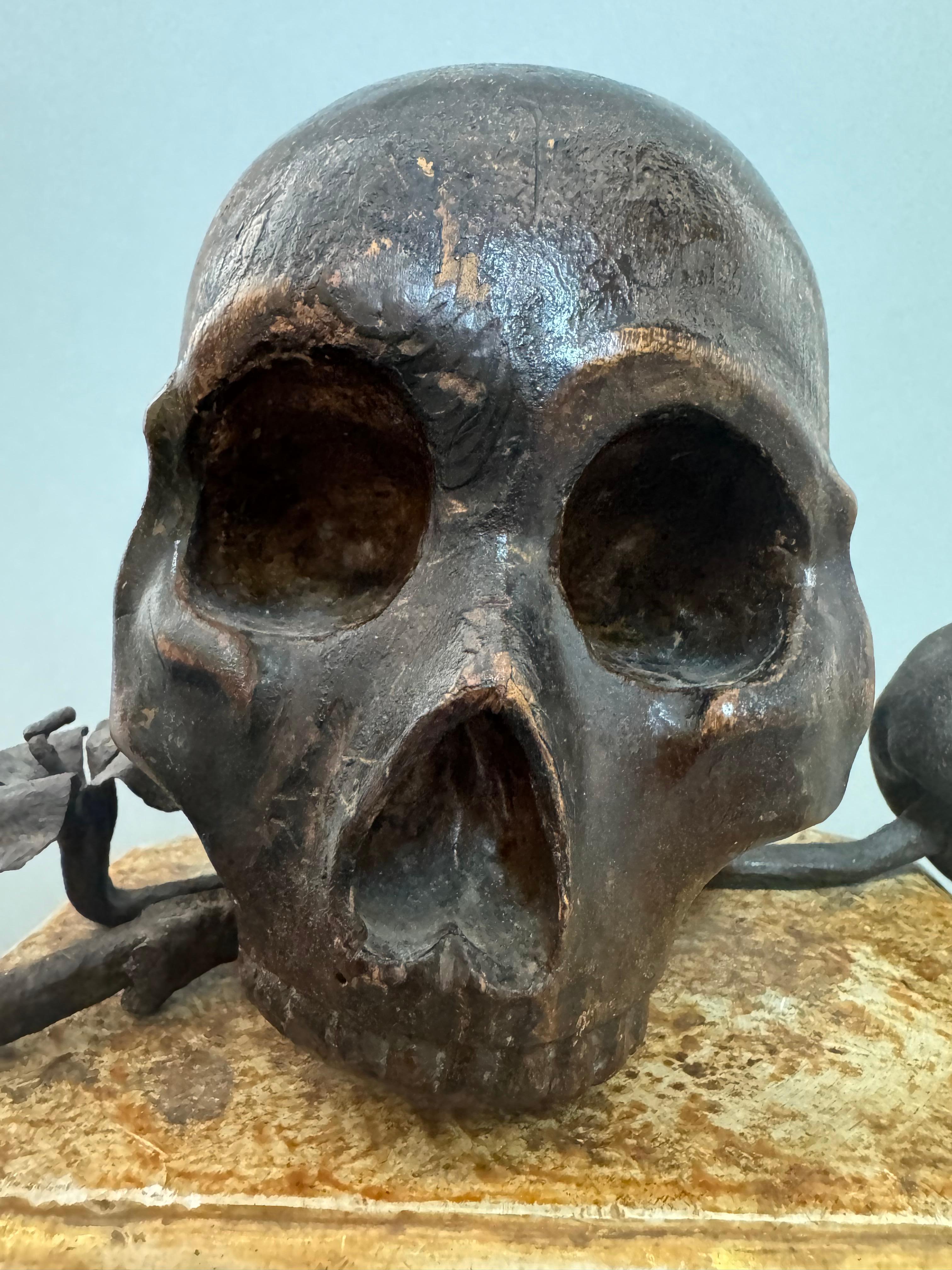 Fino al XVIII secolo Vanitas su base in legno dorato del XVII secolo - Italia in vendita