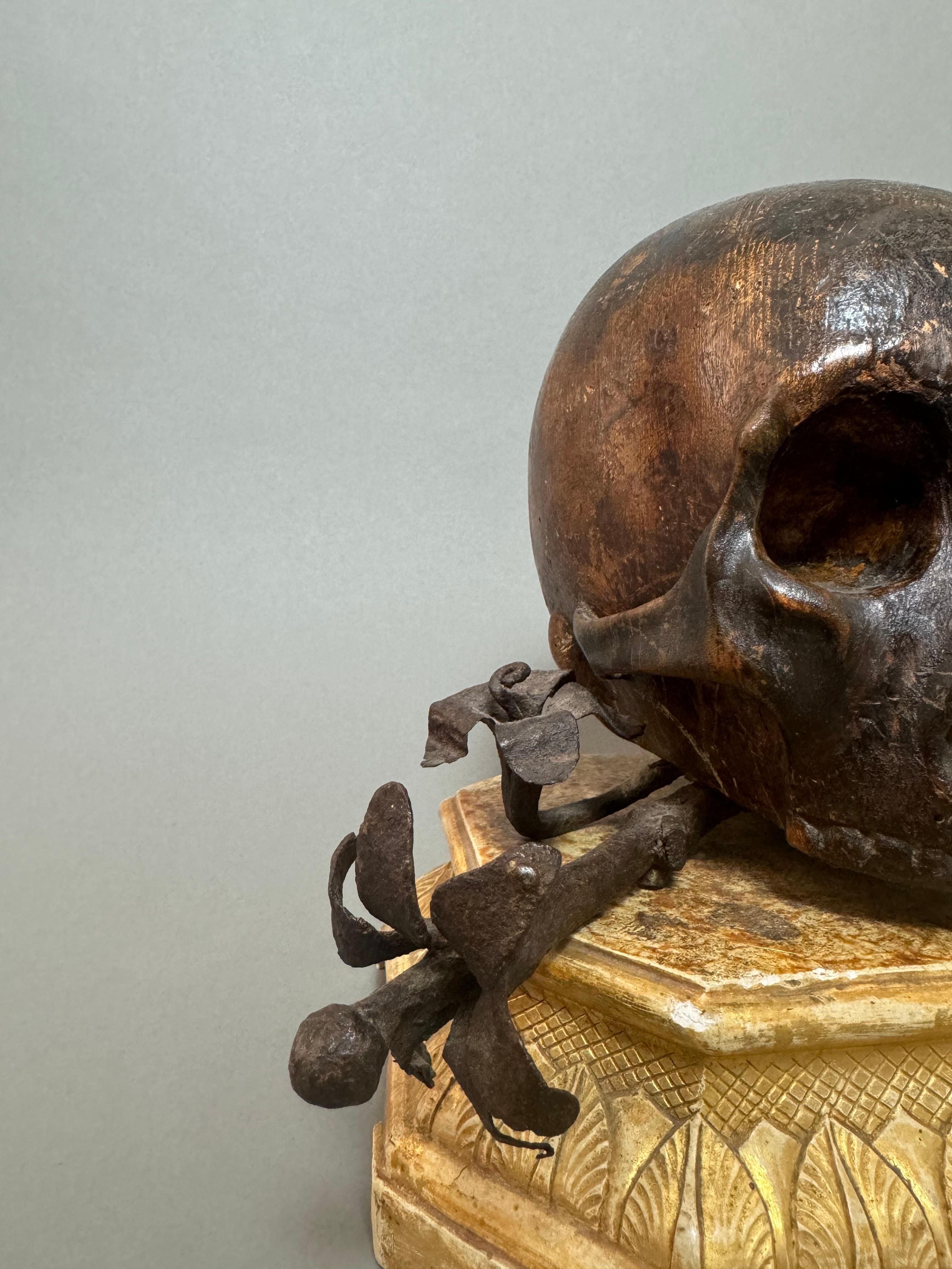 Legno Vanitas su base in legno dorato del XVII secolo - Italia in vendita