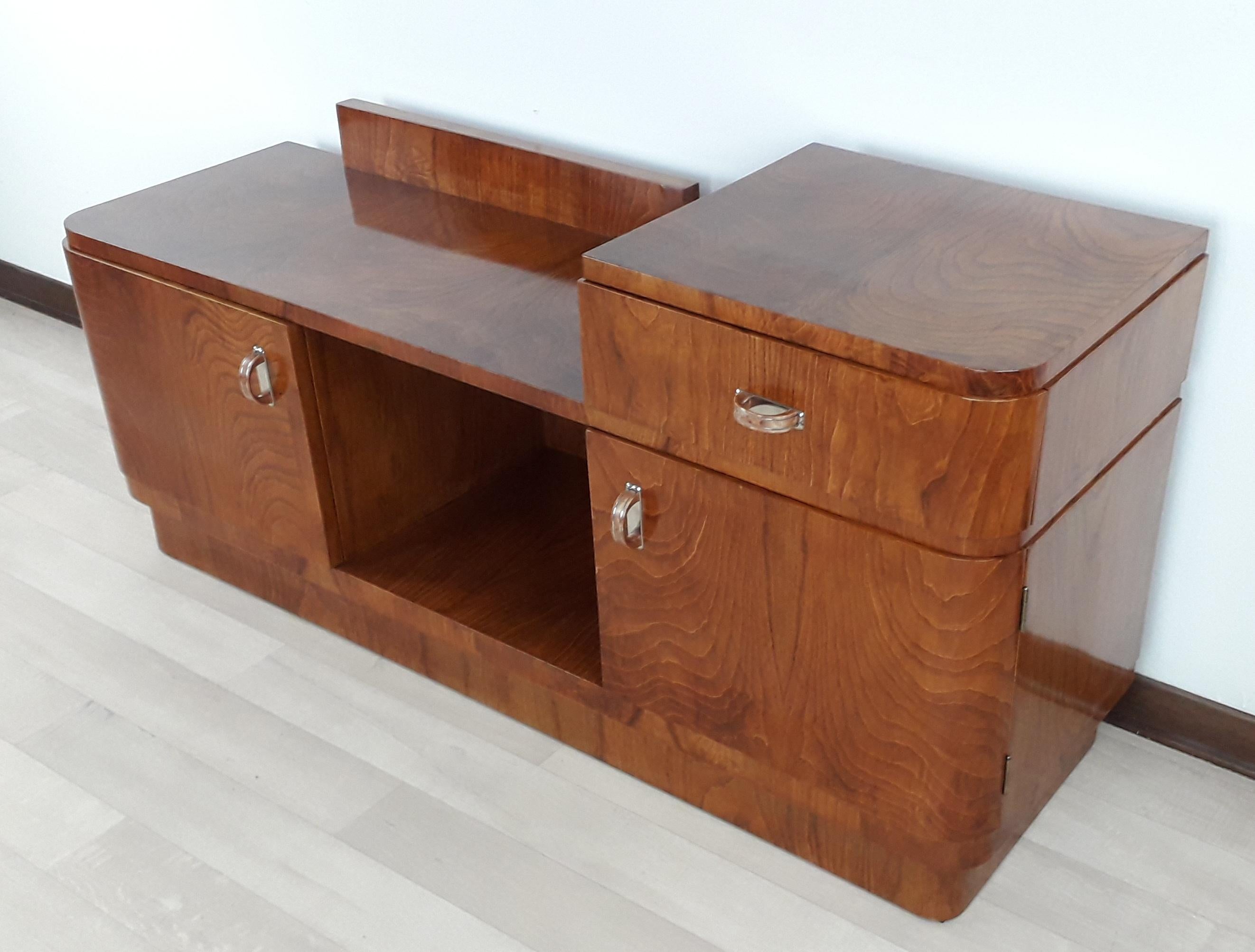 Stunning Milanese Art Dèco vanity made entirely of Oak and Oak Burl.
Stainless steel and Bakelite handles.
Collected from a haute couture Atelier in Milan where it was used as stage furniture.
Restored by shellac both internally and externally to