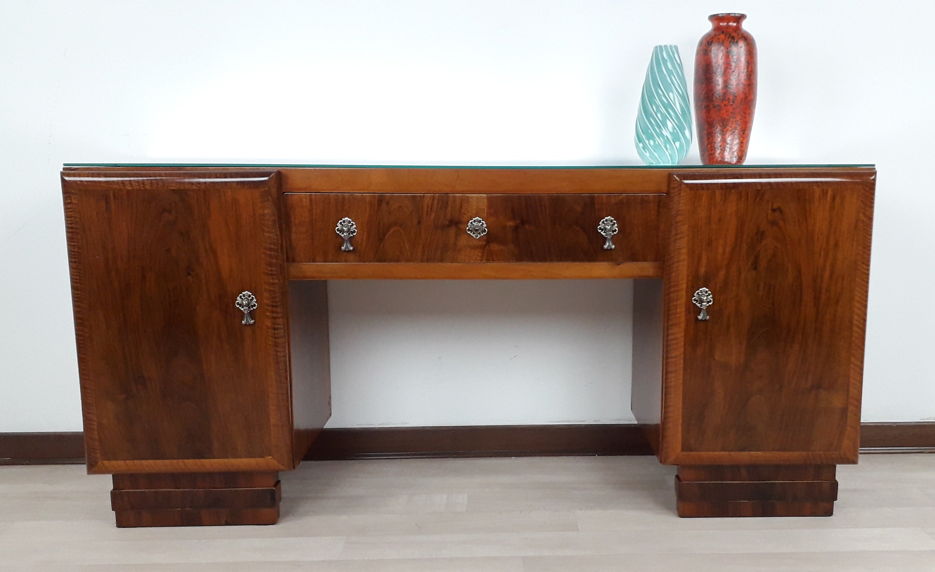 Elegant Blonde Walnut Feather Vanity of the Venetian School.
Peculiar brass handles handcrafted on commission from machined brass.
3-step Walnut Root Feet
The cabinet presents a simple line and perfect proportions to place it in any