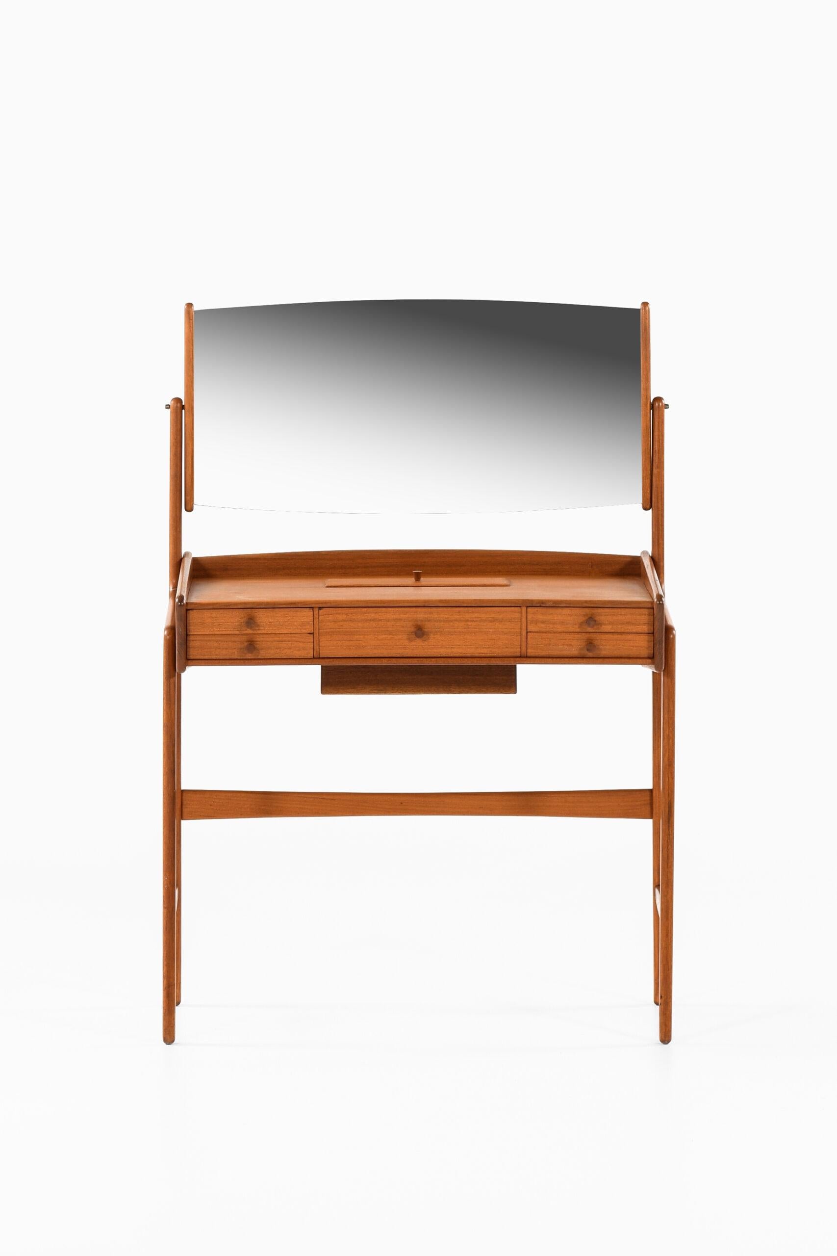 Rare vanity attributed to Svend Aage Madsen. Produced in Denmark.
Dimensions (W x D x H): 81 x 45 x 112,5 ( 68 ) cm.