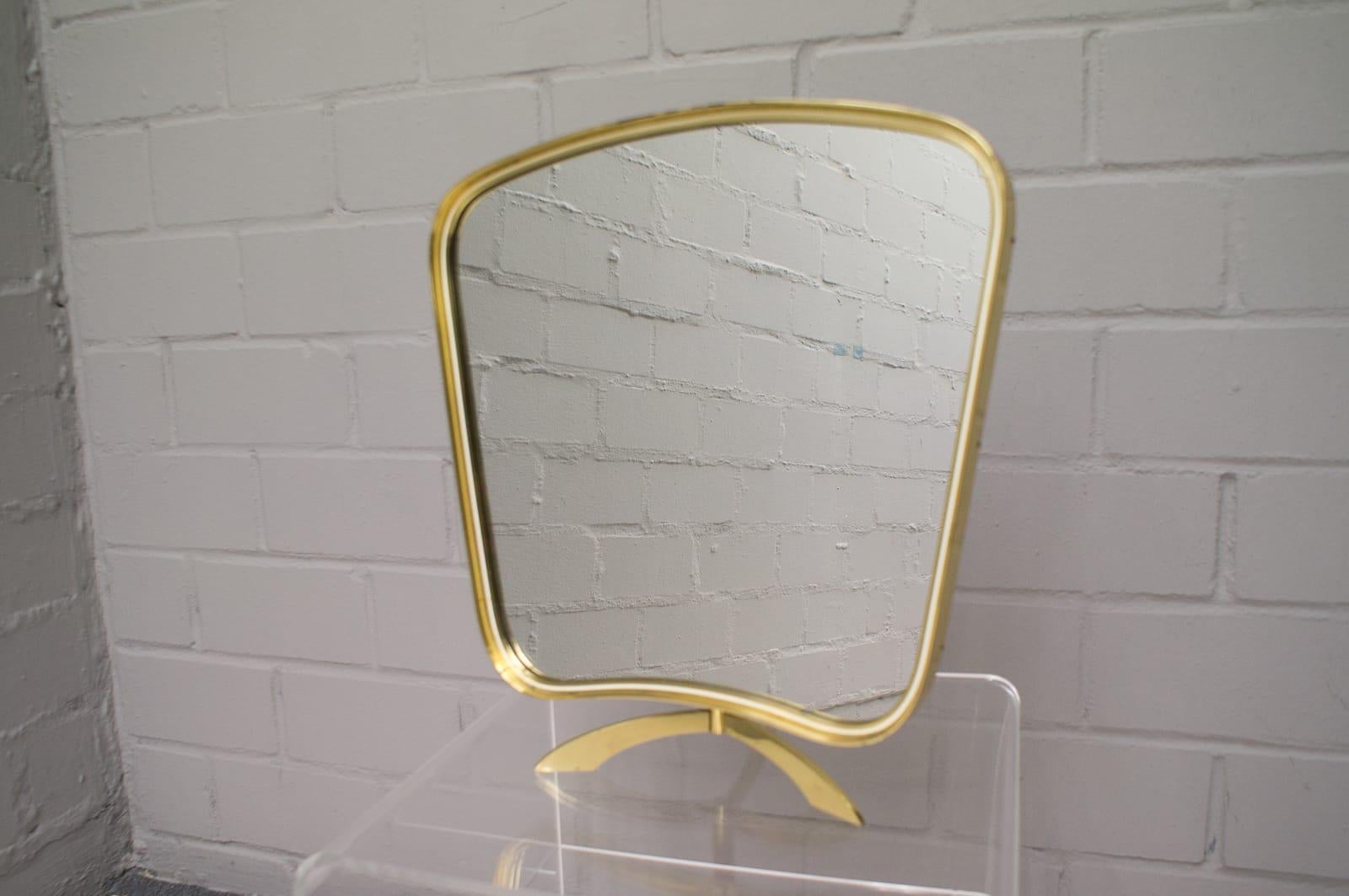 Exceptional Mid-Century Modern table mirror with brass frame.
This large make-up mirror is executed in solid brass and can be adjusted easily in wished position.
Manufactured by Vereinigte Werkstätten, Germany in 1960s.
Wear consistent with use