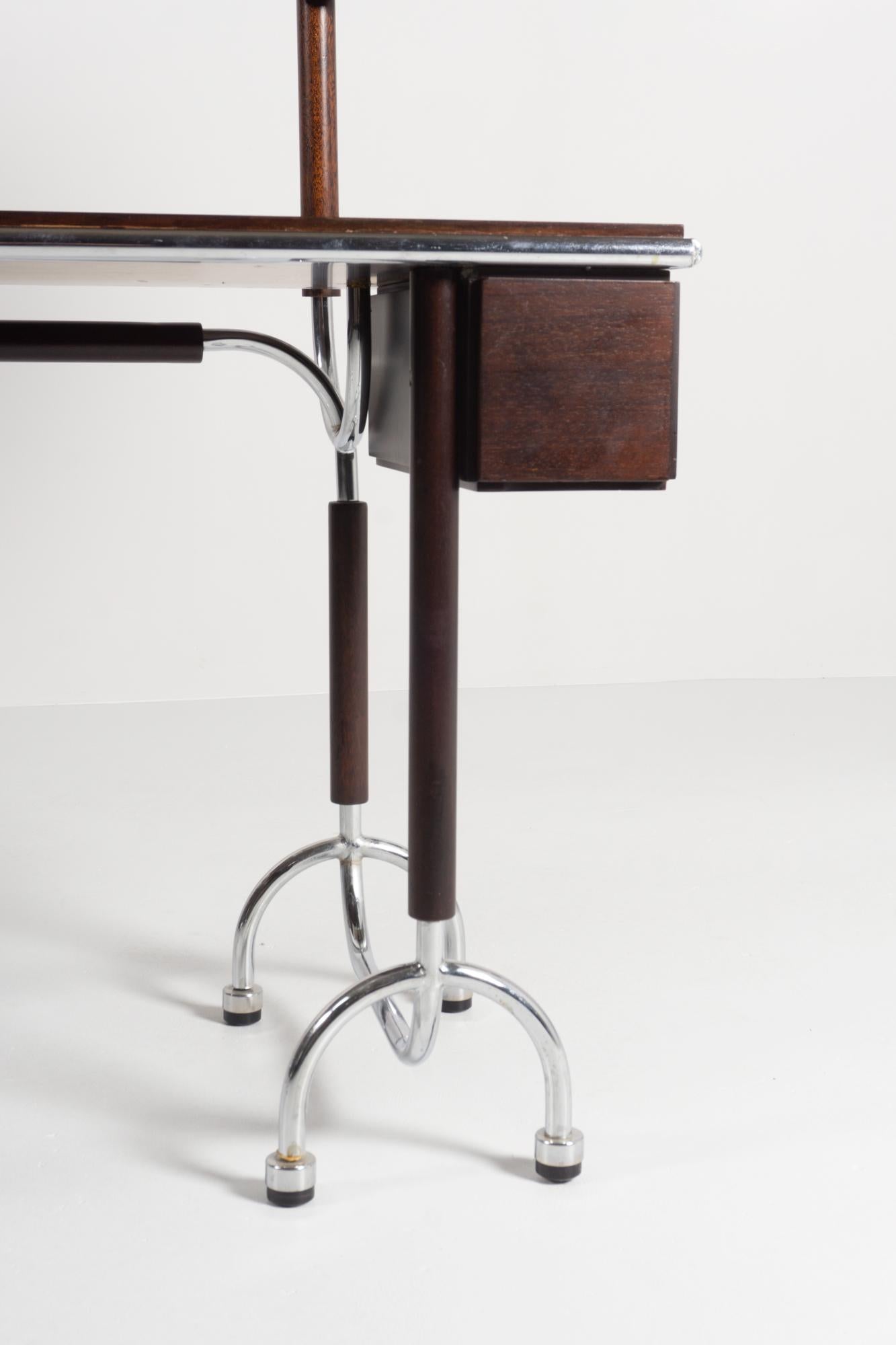 Dressing Table / Vanity Table by Roberto Gabetti and Aimaro Isola, produced by ARBO, Italy. Walnut, chrome-plated steel, mirror and lacquered wood.