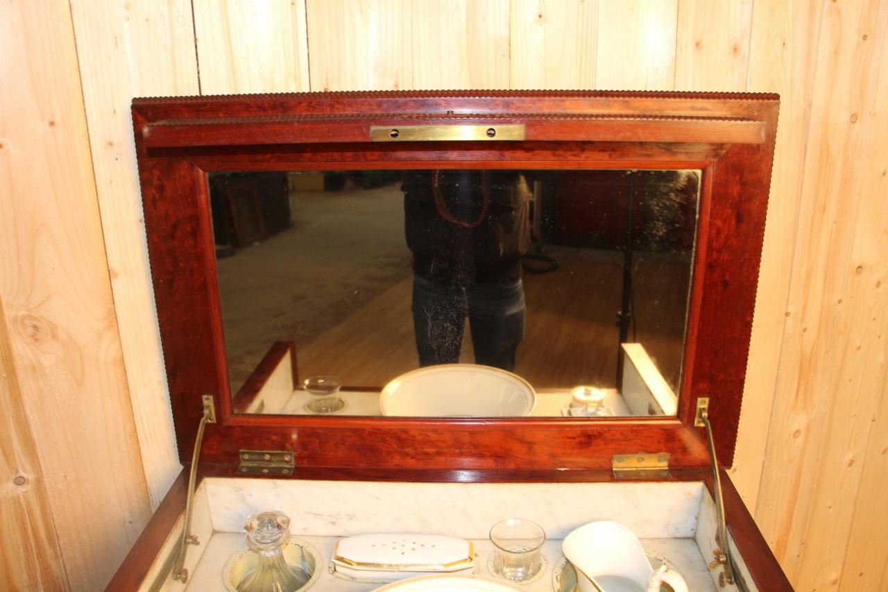vanity unit in mahogany and speckled mahogany veneer louis period Philippe has all his toiletries inside a shock on the rim of the central basin having created a crack (not visible depending on the presentation) mounted on bronze castor 'original
