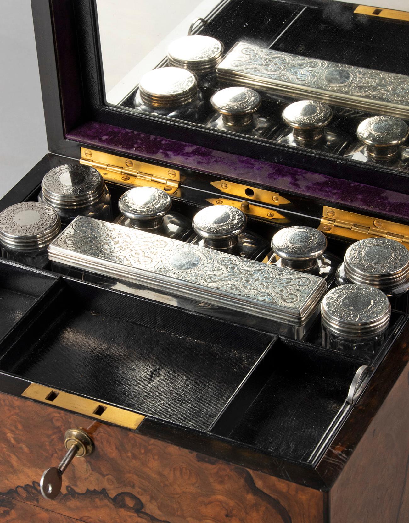Schminkkasten mit Kristallschachteln und Sterlingsilberdeckeln von George Betjemann 1870 (Englisch) im Angebot