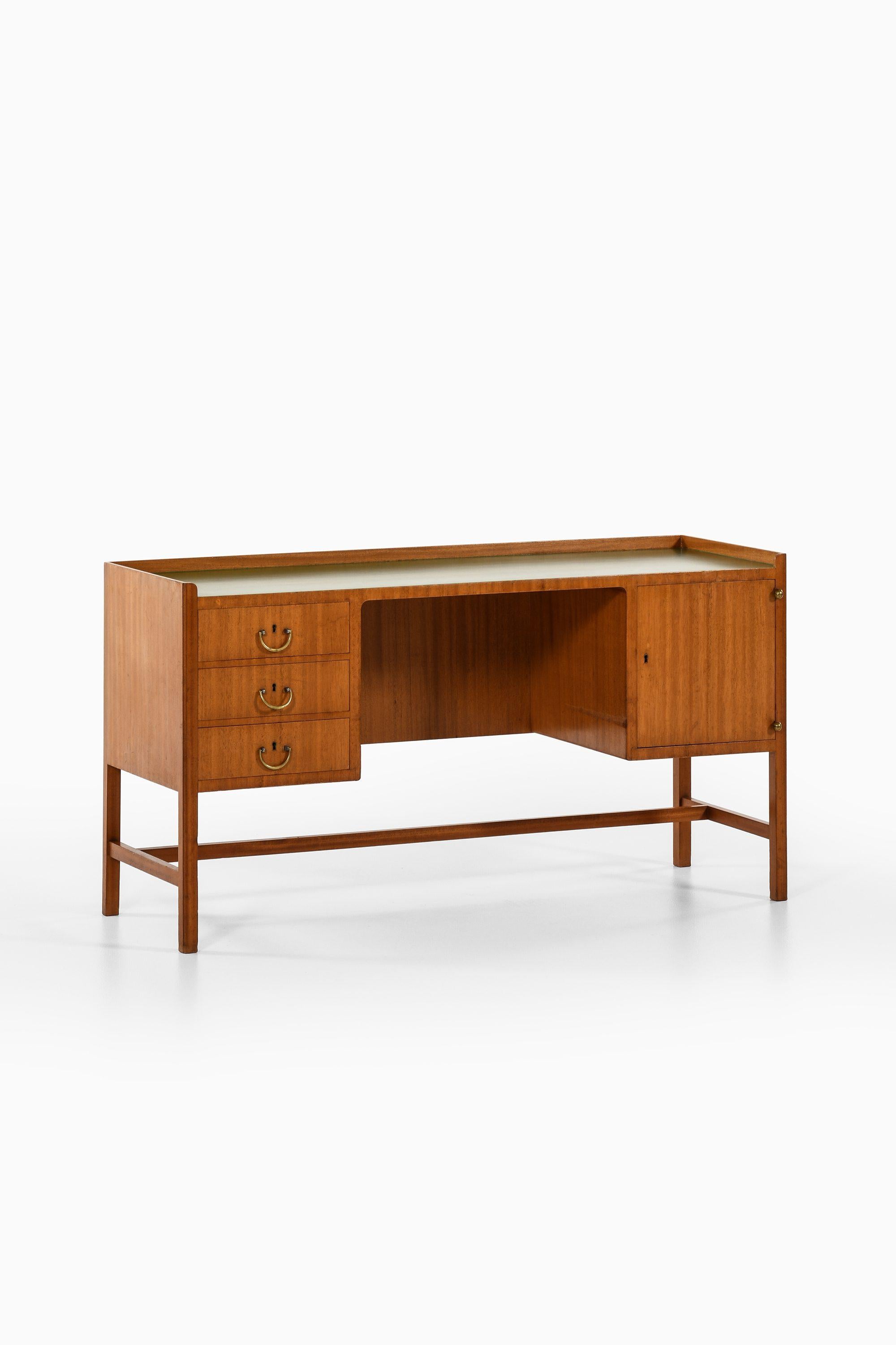 Rare Vanity / Desk in Mahogany and Brass by Josef Frank, 1950's

Additional Information:
Material: Mahogany, brass
Style: Mid century, Scandinavian
Produced by Svenskt Tenn in Sweden
Dimensions (W x D x H): 134 x 45 x 71 cm