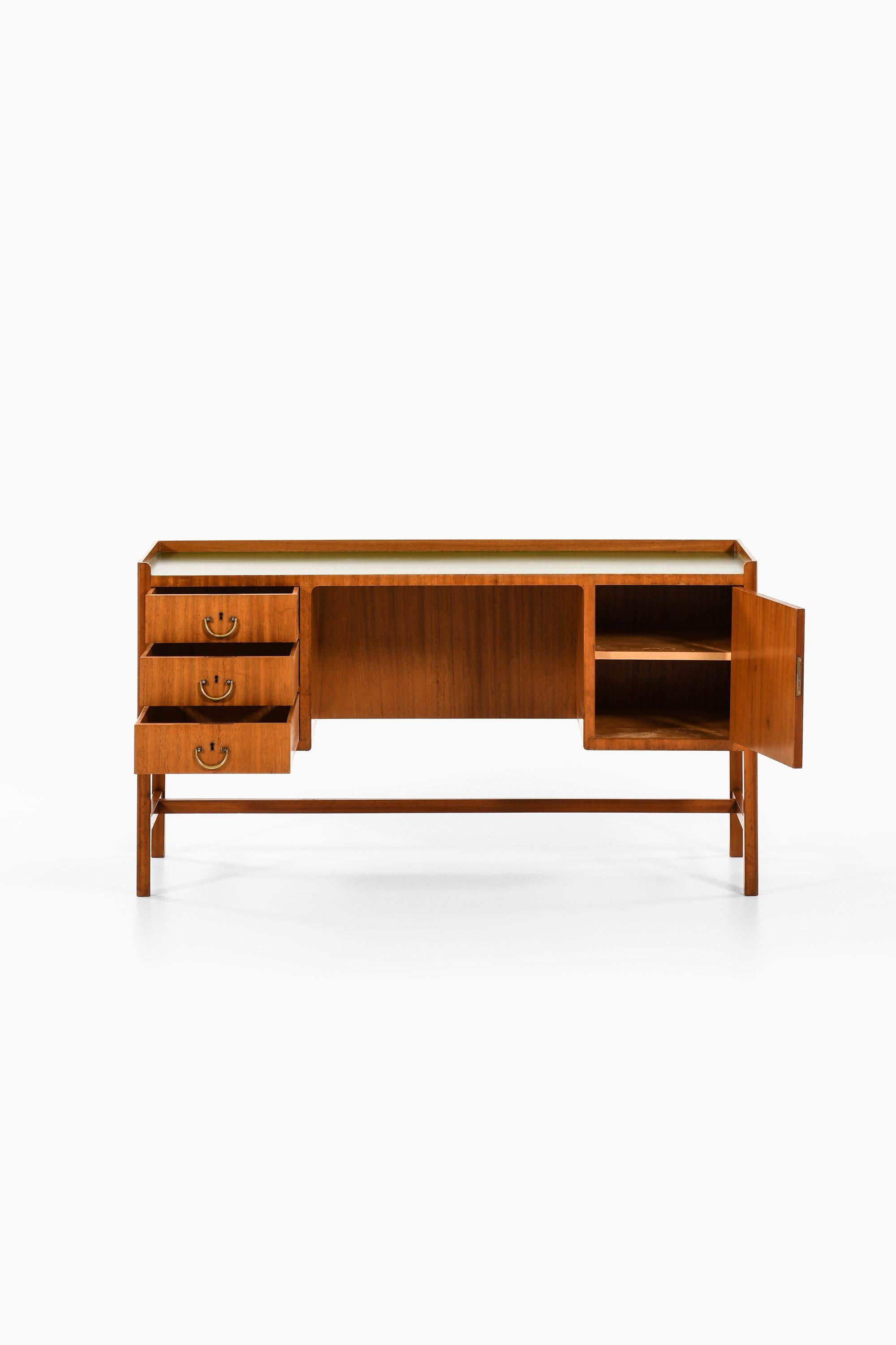 Vanity / Desk in Mahogany and Brass by Josef Frank, 1950's In Good Condition For Sale In Limhamn, Skåne län