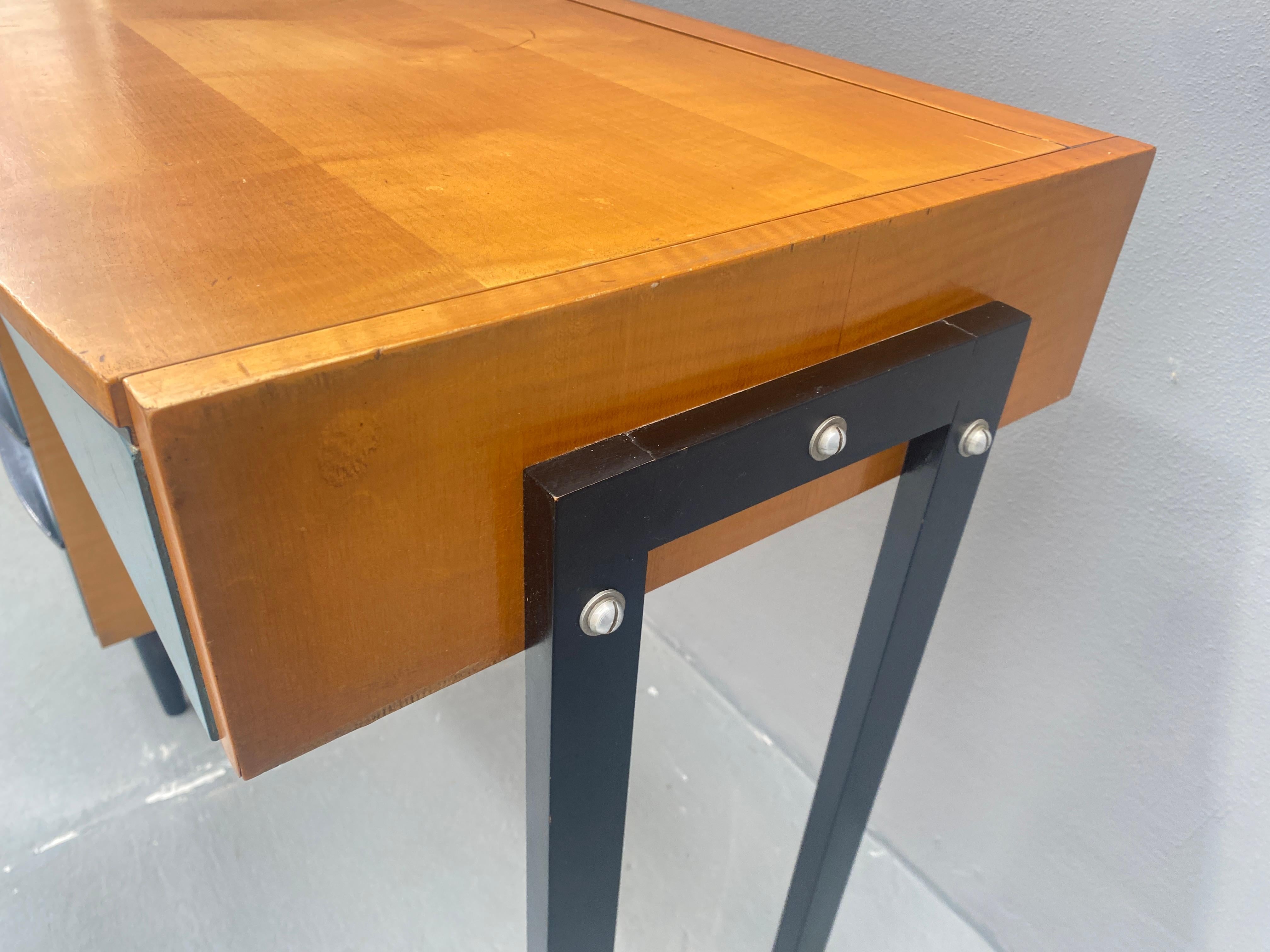 Vanity Desk with Storage Drawers and Flip-Up Mirror For Sale 3