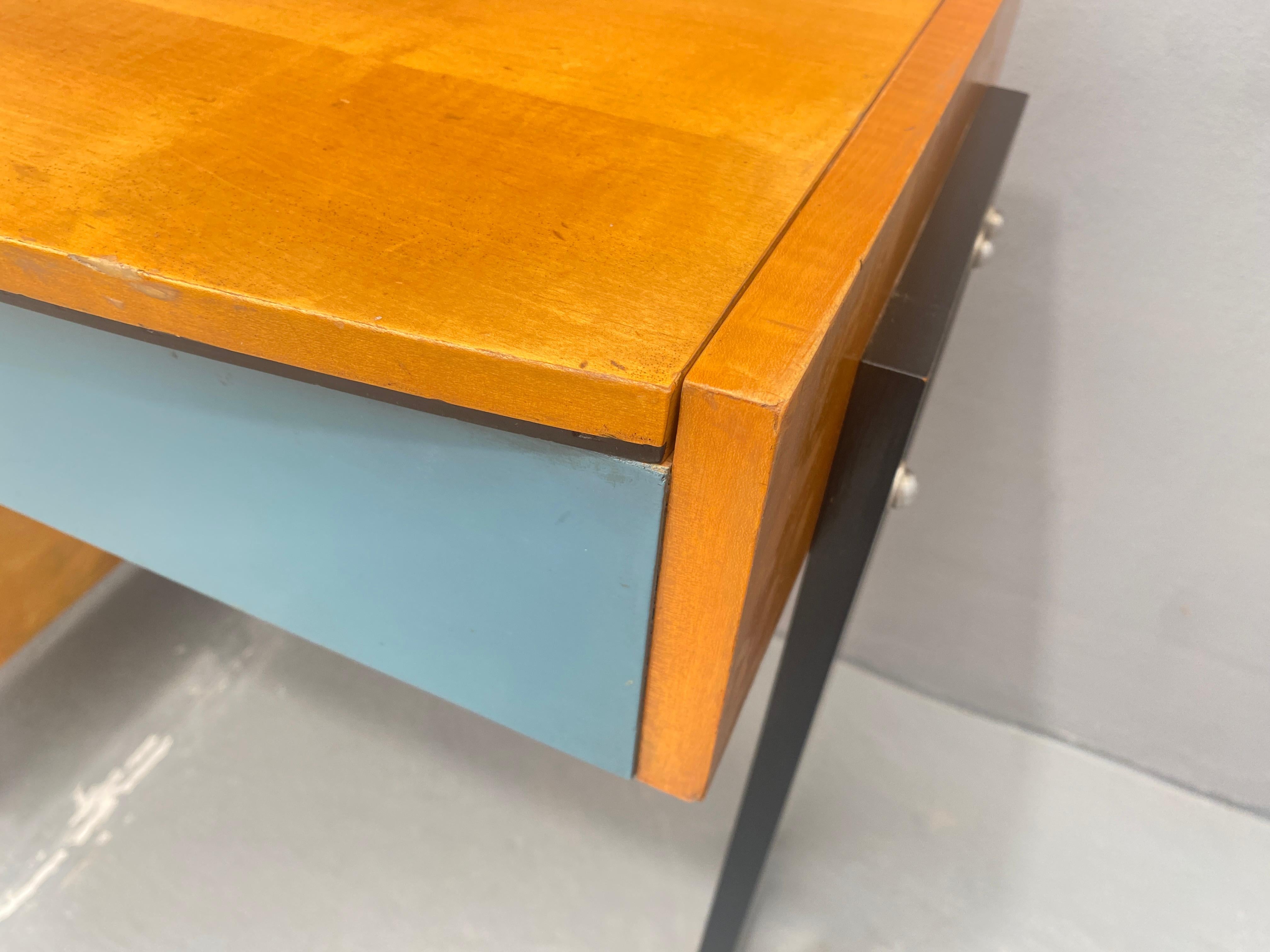 Vanity Desk with Storage Drawers and Flip-Up Mirror For Sale 5