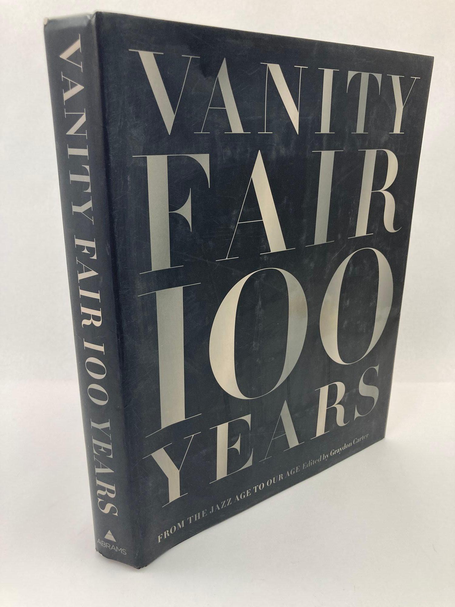 Vanity Fair : 100 Years, From the Jazz Age to Our Age, Graydon Carter, 2013.
Vanity Fair 100 Years présente un siècle de personnalité et de pouvoir, d'art et de commerce, de crise et de culture, qu'elle soit de haut ou de bas étage.
Dans ce