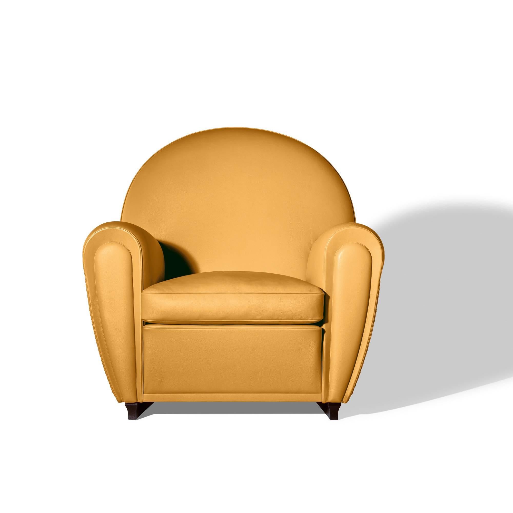 Le produit le plus emblématique de l'entreprise, le fauteuil Vanity Fair, incarne toutes les valeurs d'élégance intemporelle, de matériaux de qualité et de savoir-faire consommé qui ont fait la renommée de la marque Poltrona Frau au fil des ans.