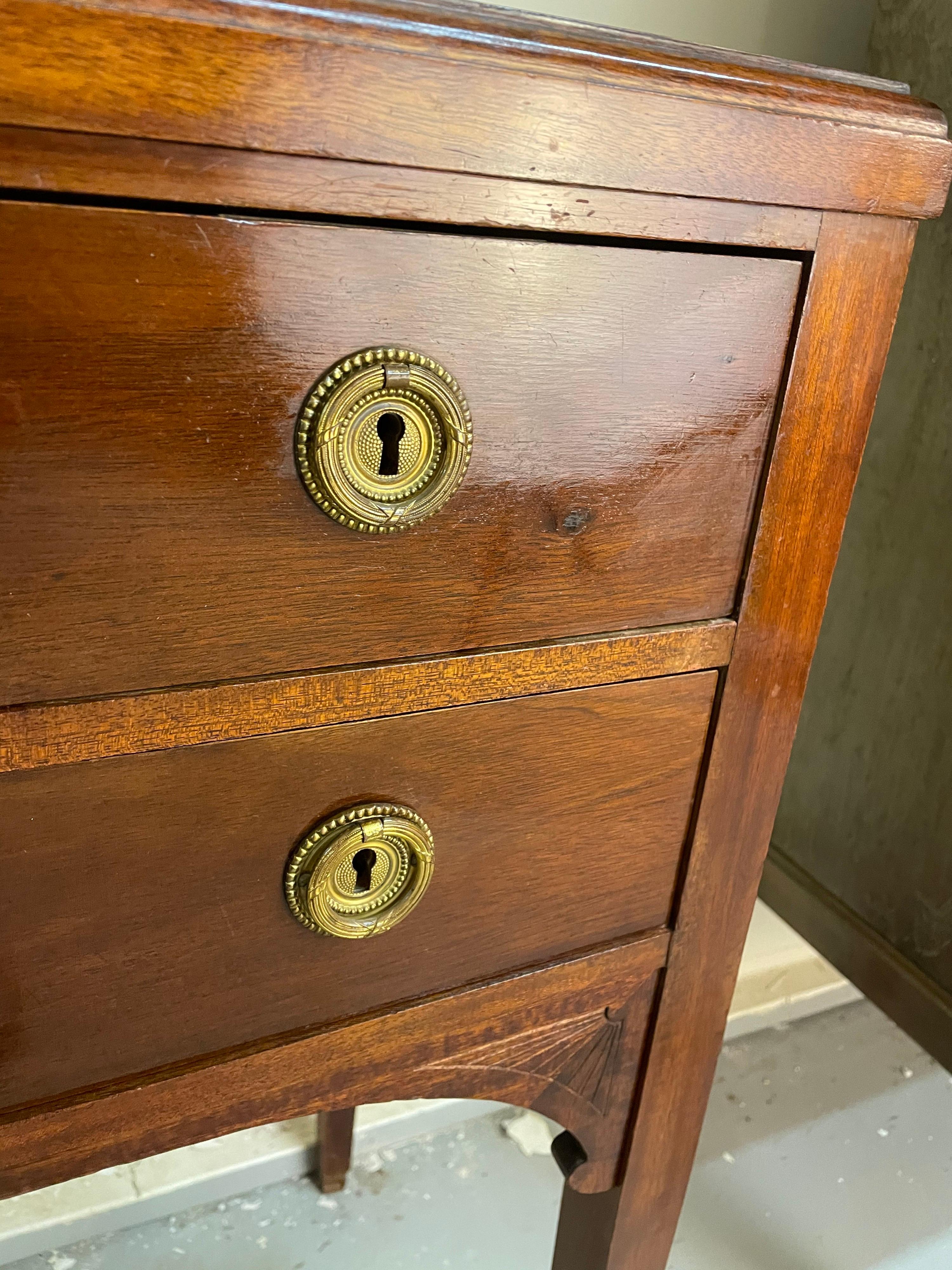 Questo bellissimo mobiletto in mogano è pratico ed elegante. Lo specchio è sbiadito dall'età; si consiglia di sostituirlo.