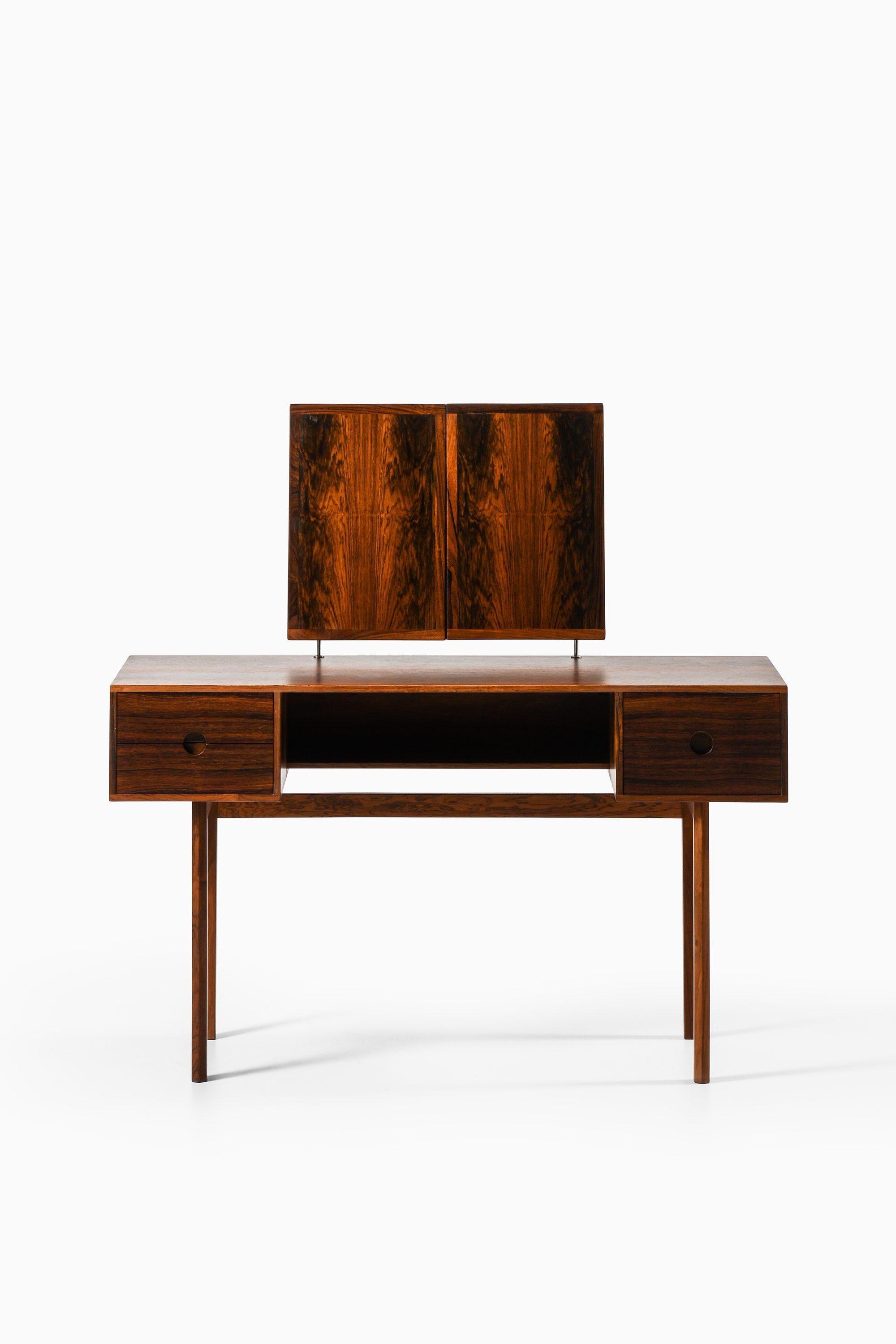 Vanity in Rosewood and Steel by Aksel Kjersgaard, 1950’s

Additional Information:
Material: Rosewood and steel
Style: Mid century, Scandinavian
Rare vanity model no 40
Produced by Aksel Kjersgaard in Denmark
Dimensions (W x D x H): 118 x 43 x 68 115