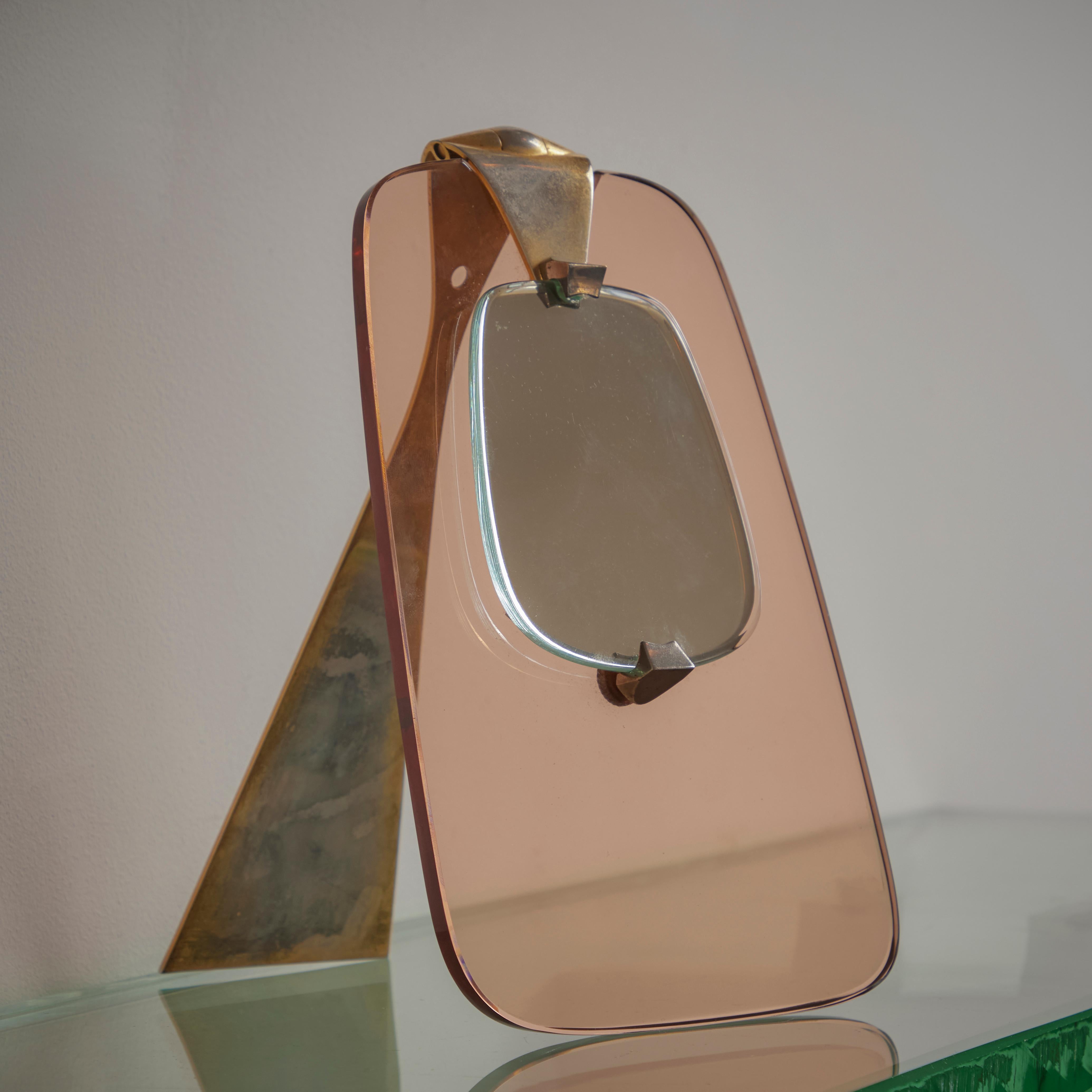 Rare miroir de table en verre rosé de Max Ingrand. Fabriqué par Fontana Arte, Milan, Italie, vers les années 1950.