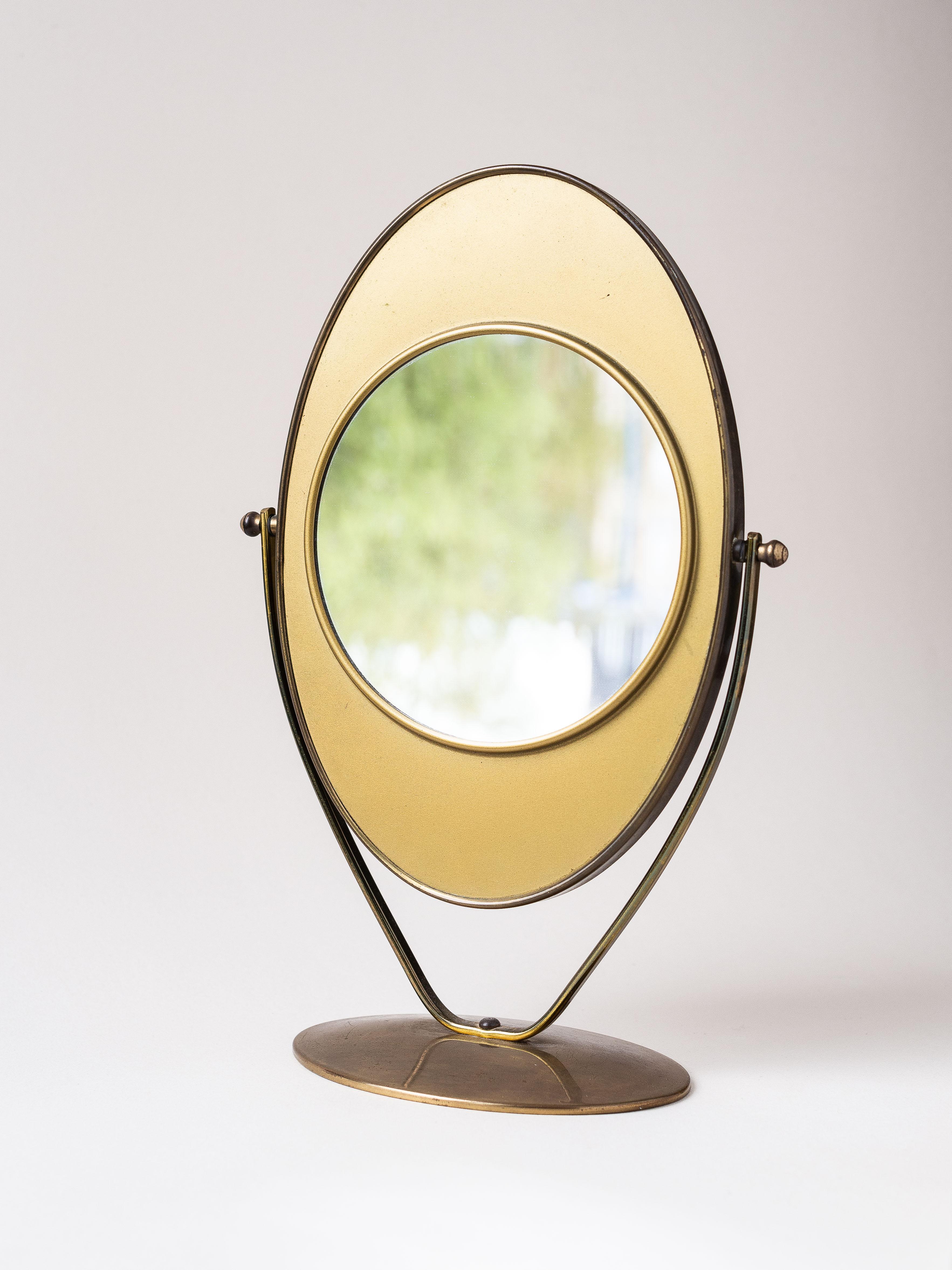 Effet bronze Miroir de coiffeuse double face en laiton des années 1960 en vente